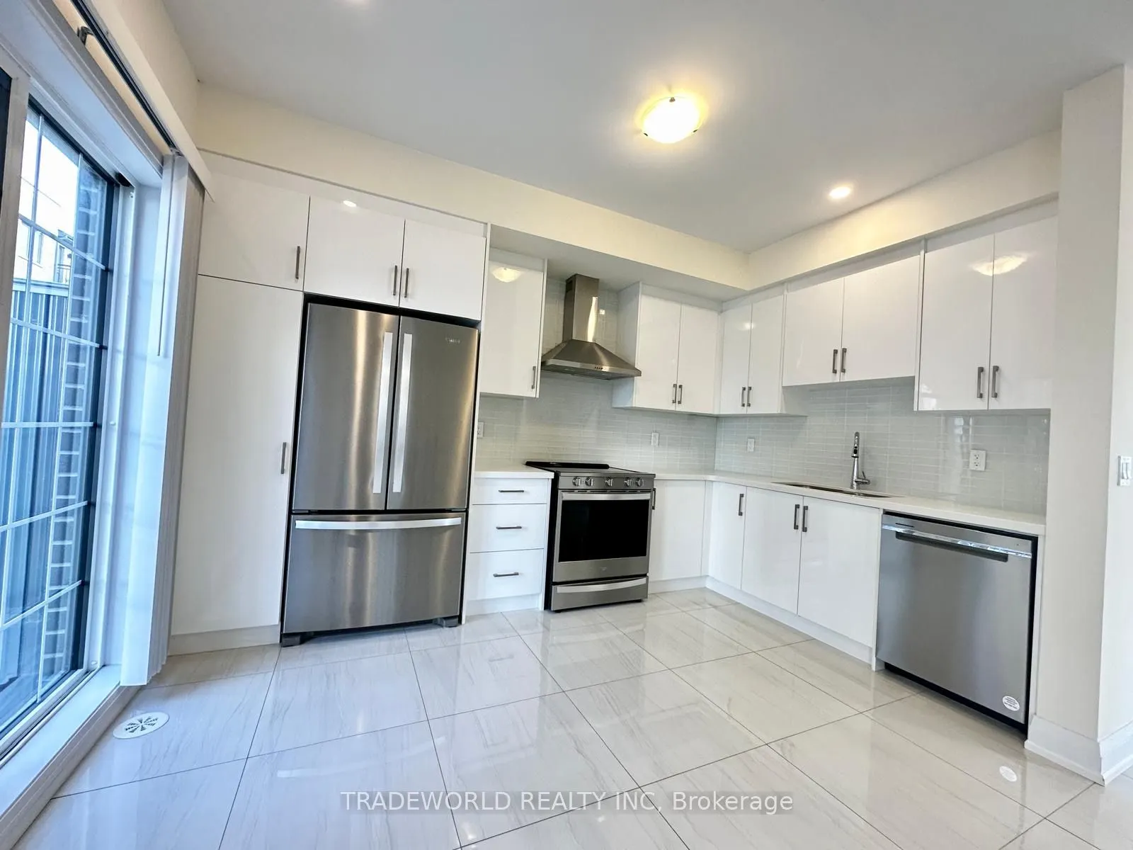 6 Clippers Crescent