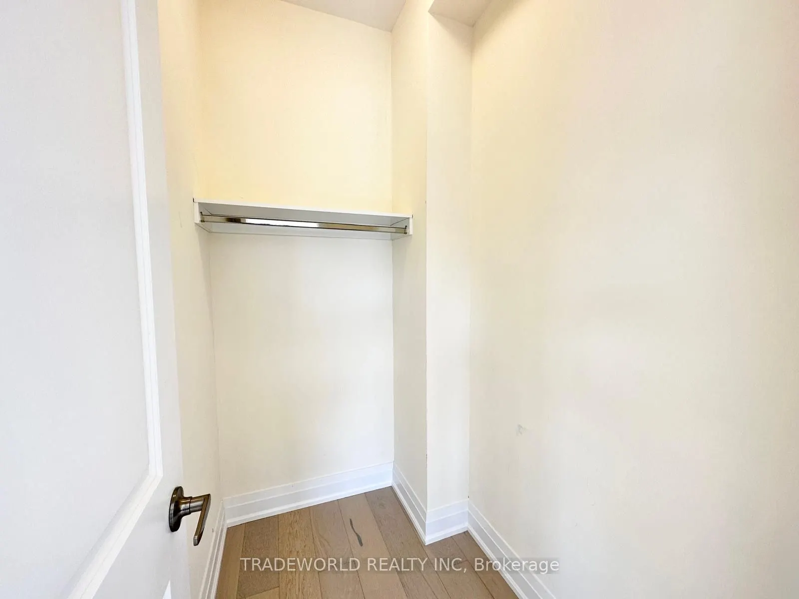 6 Clippers Crescent