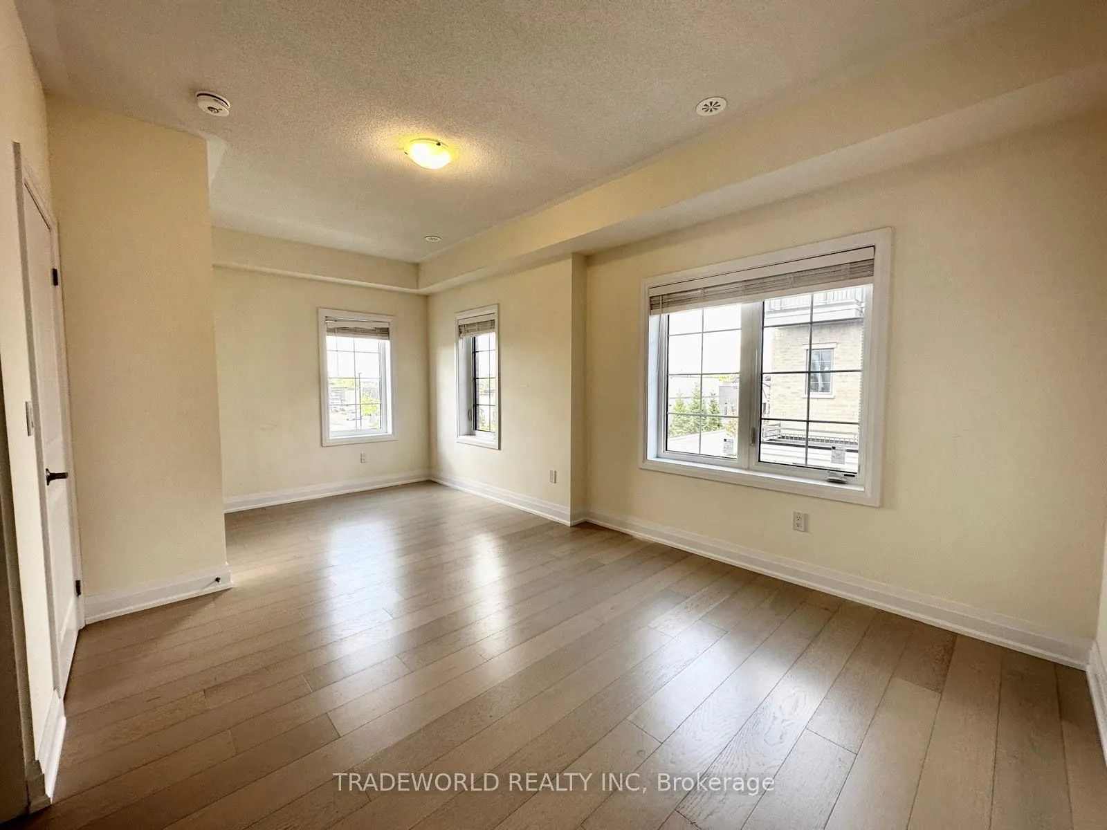 6 Clippers Crescent