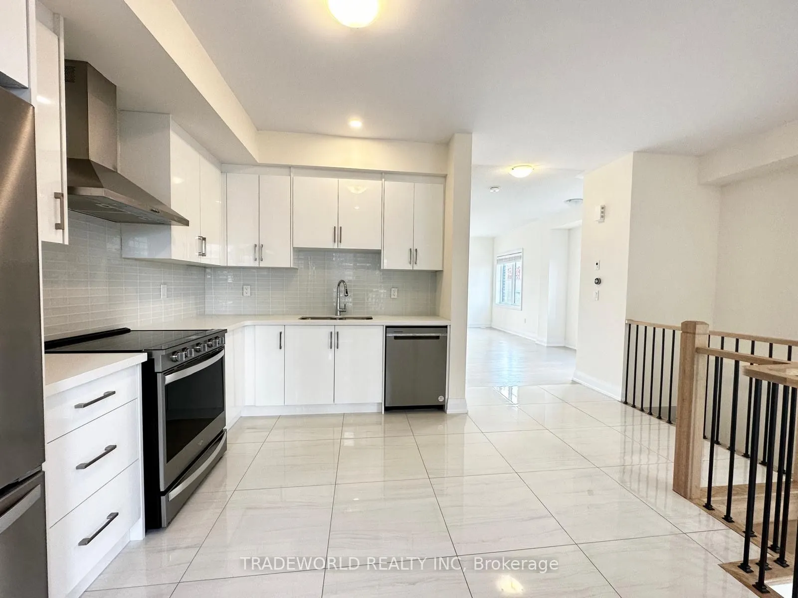 6 Clippers Crescent