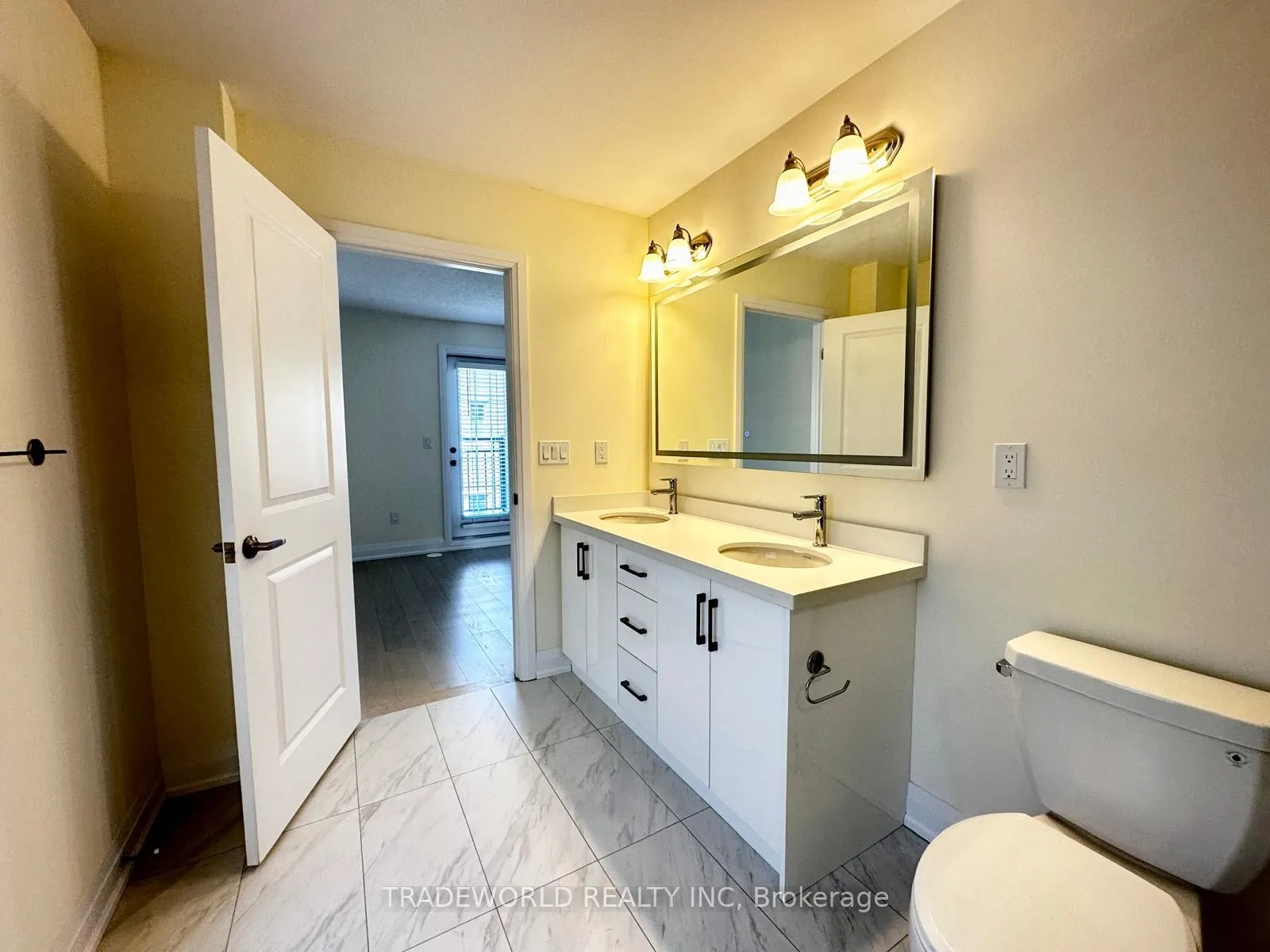 6 Clippers Crescent