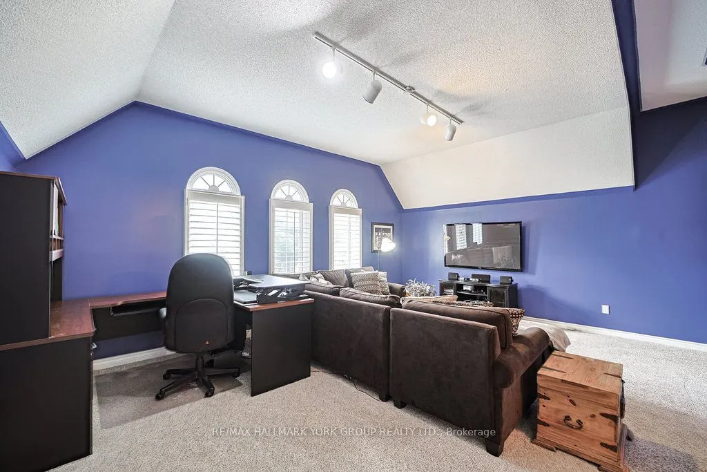 1032 Sir Ivor Court