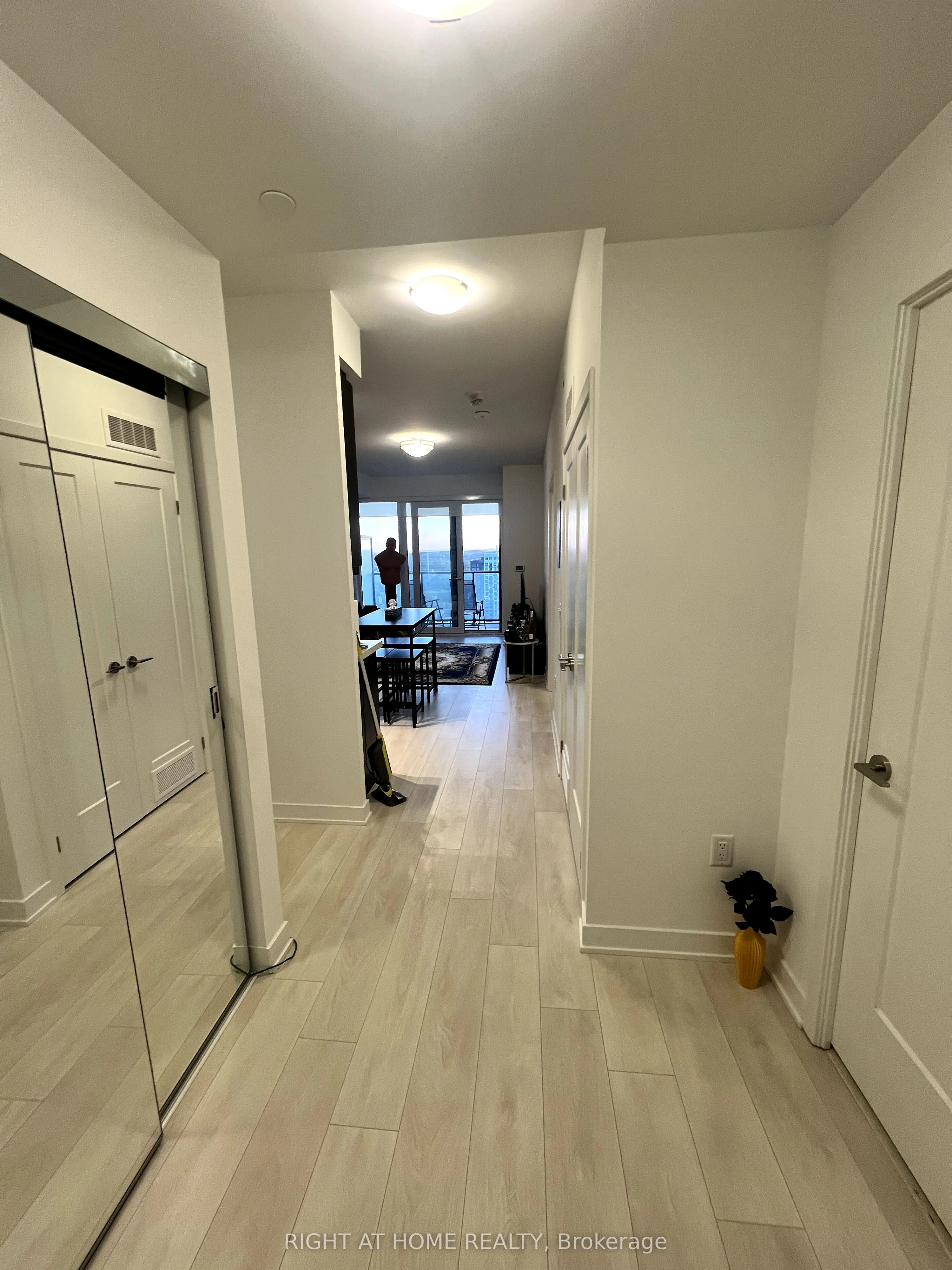 105 Oneida Crescent, #2001