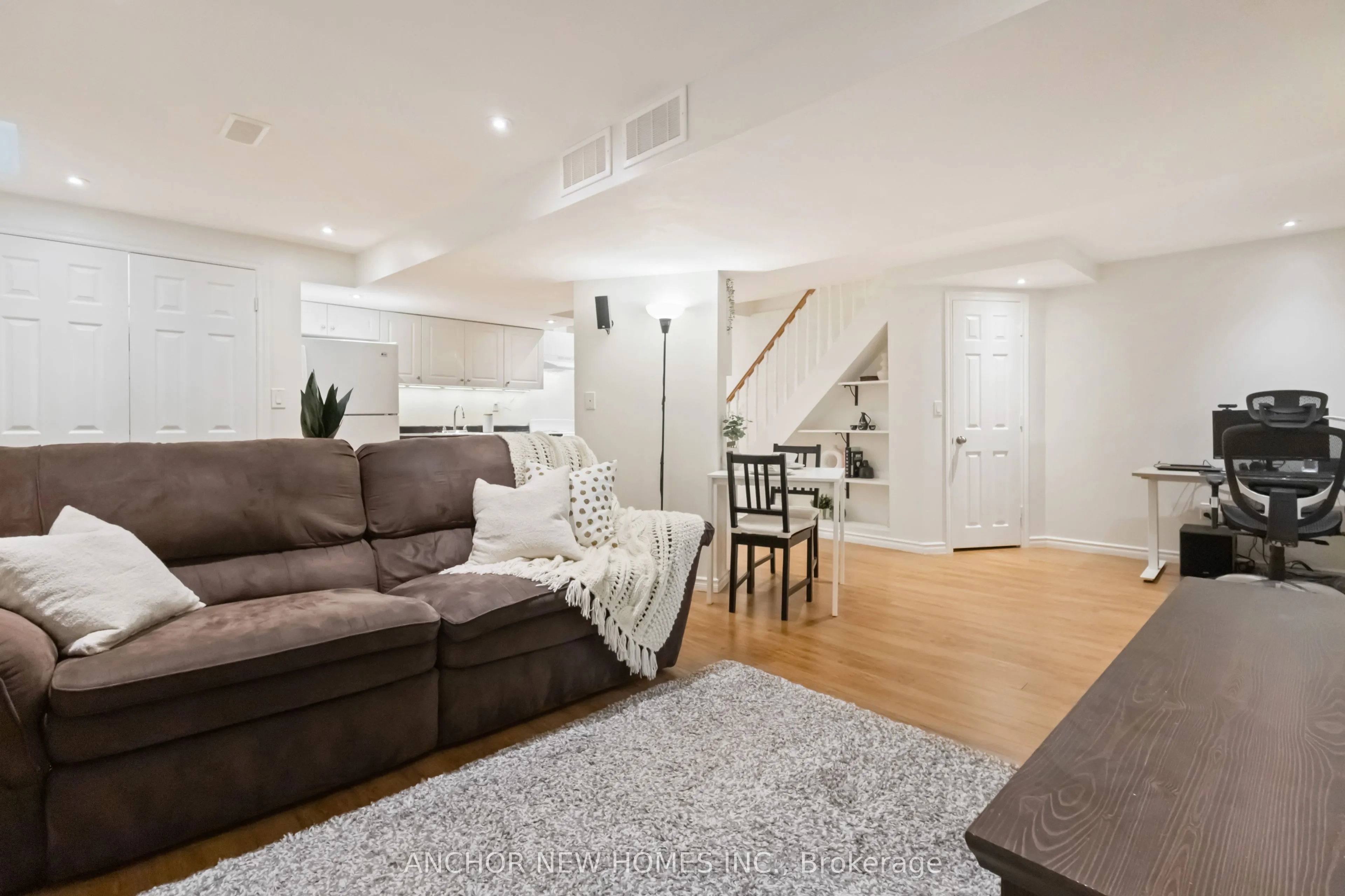 125 Laguna Crescent