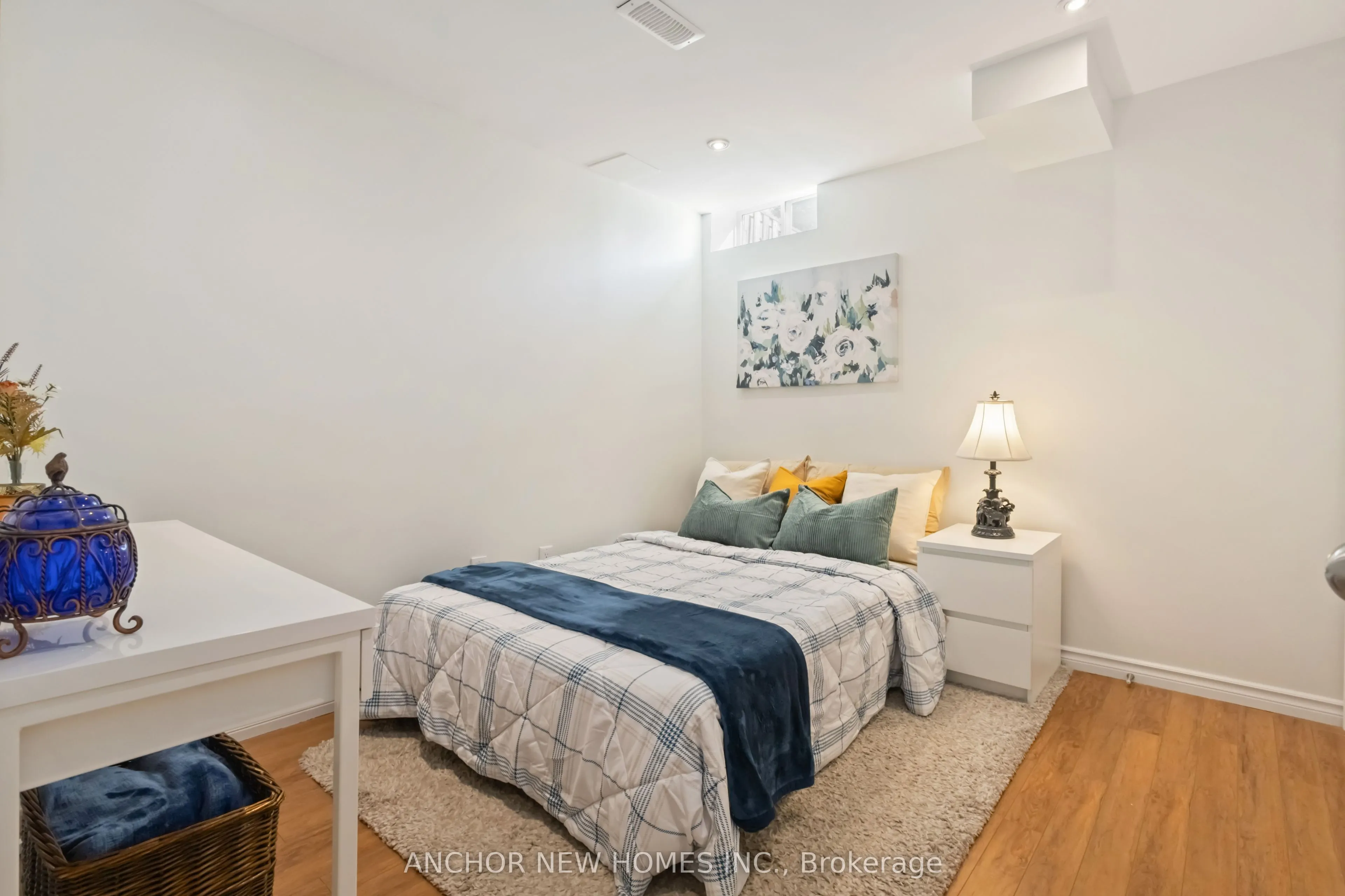 125 Laguna Crescent