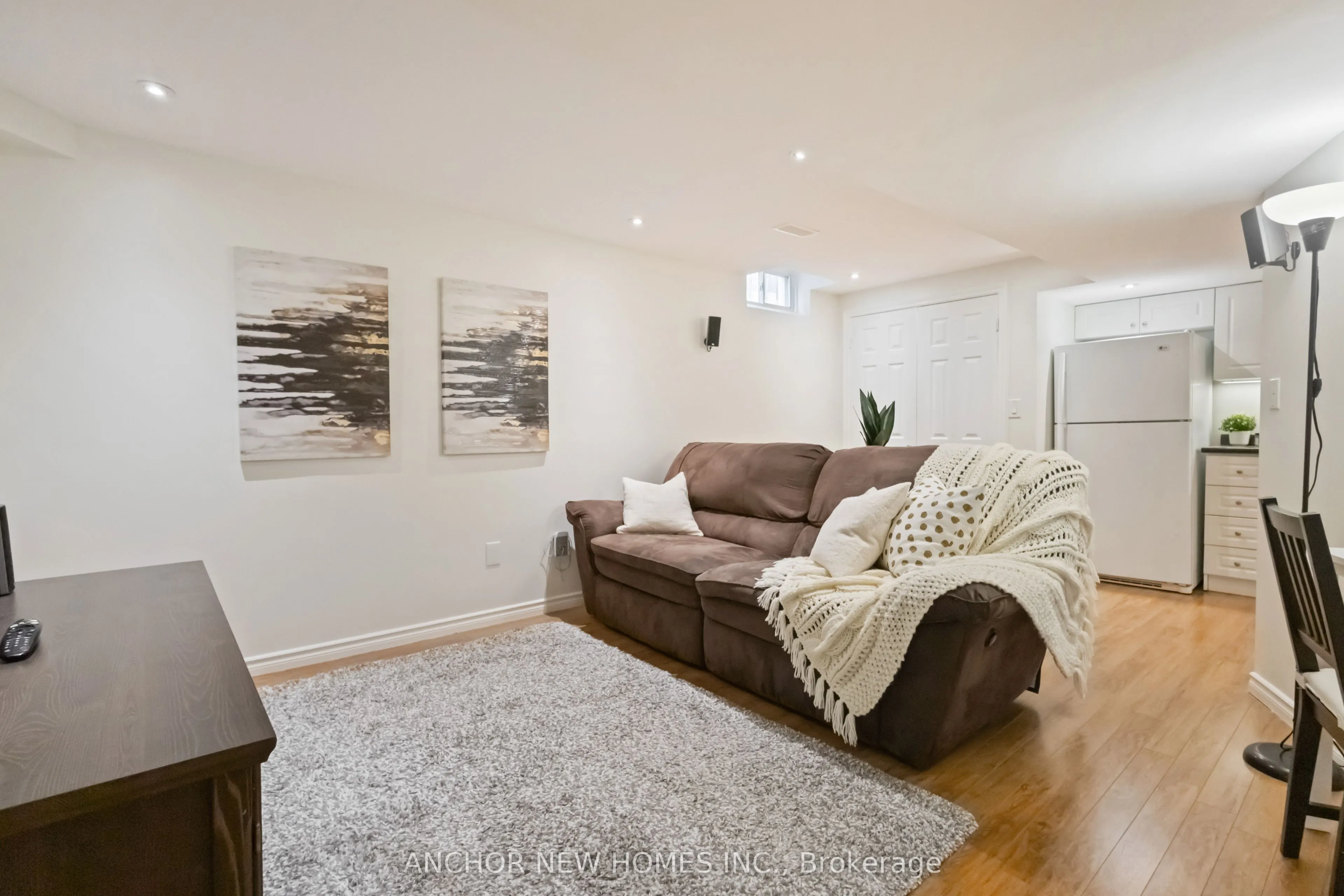 125 Laguna Crescent