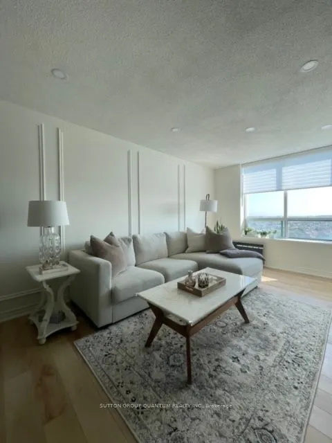 11 Oneida Crescent E, #PH5