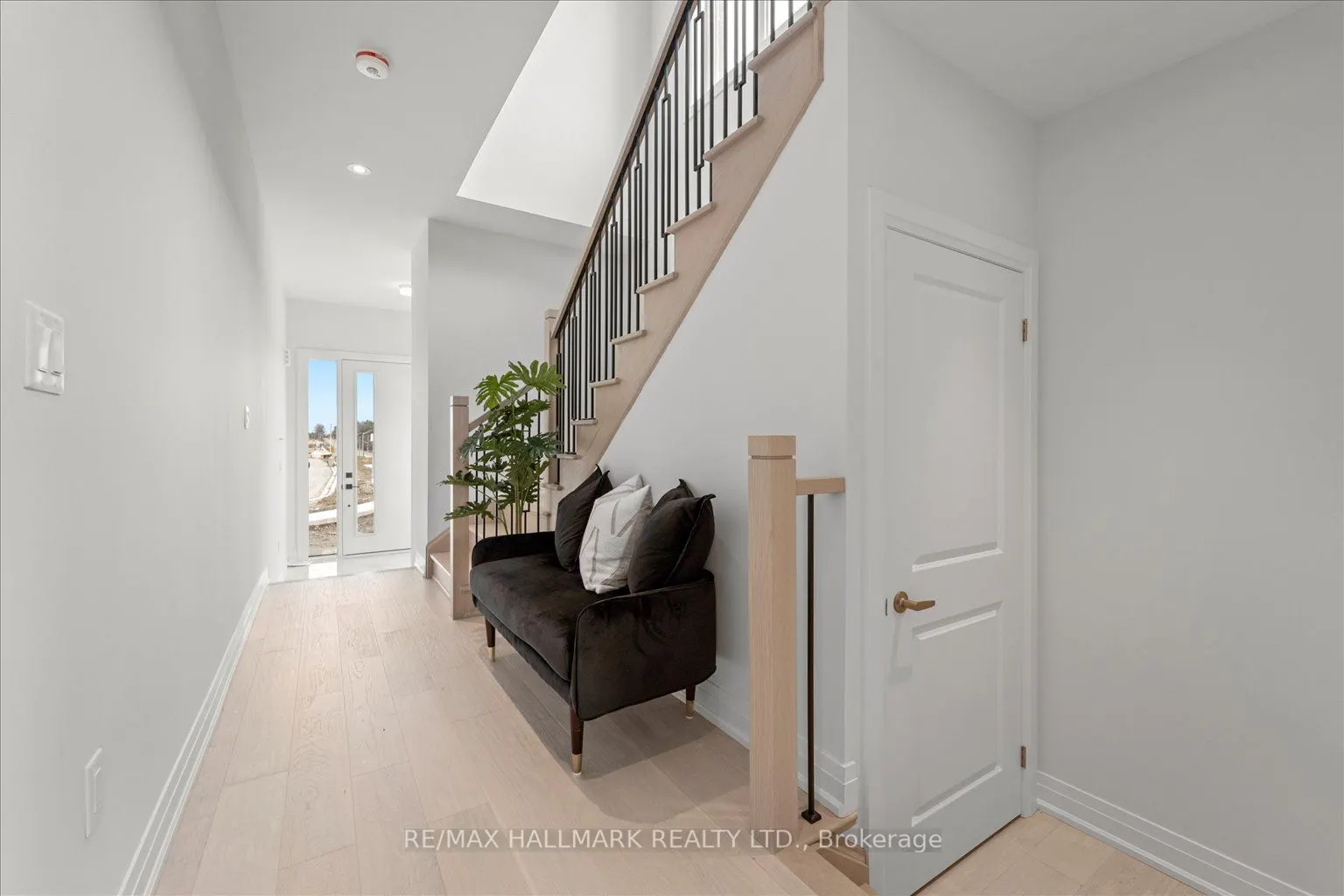 77 Schmeltzer Crescent