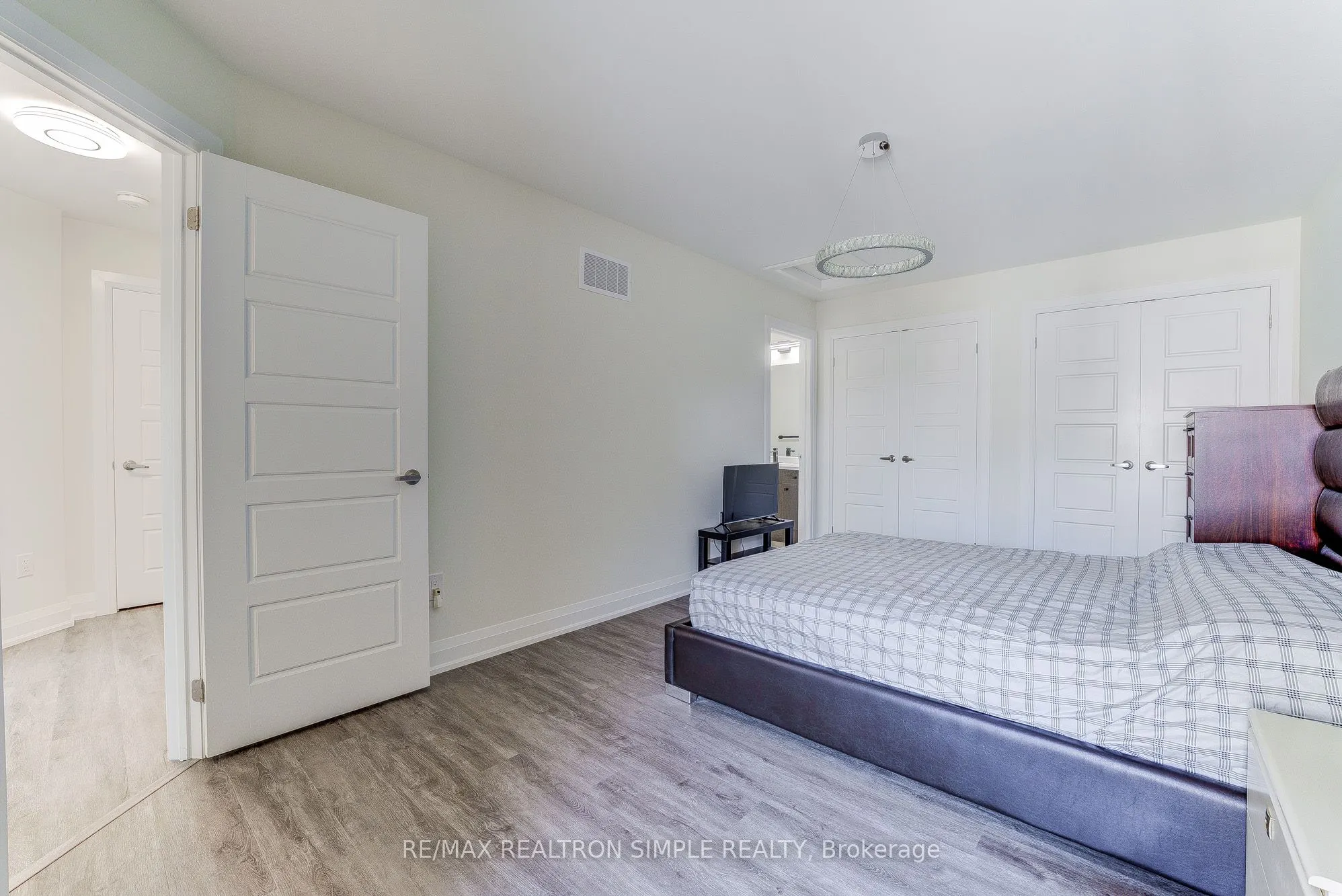 35 Thomas Frisby Jr Crescent