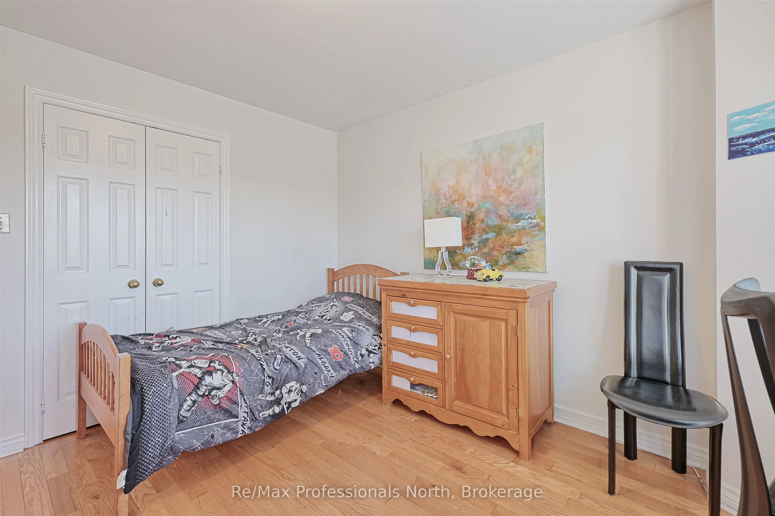 8 Elmsley Drive E