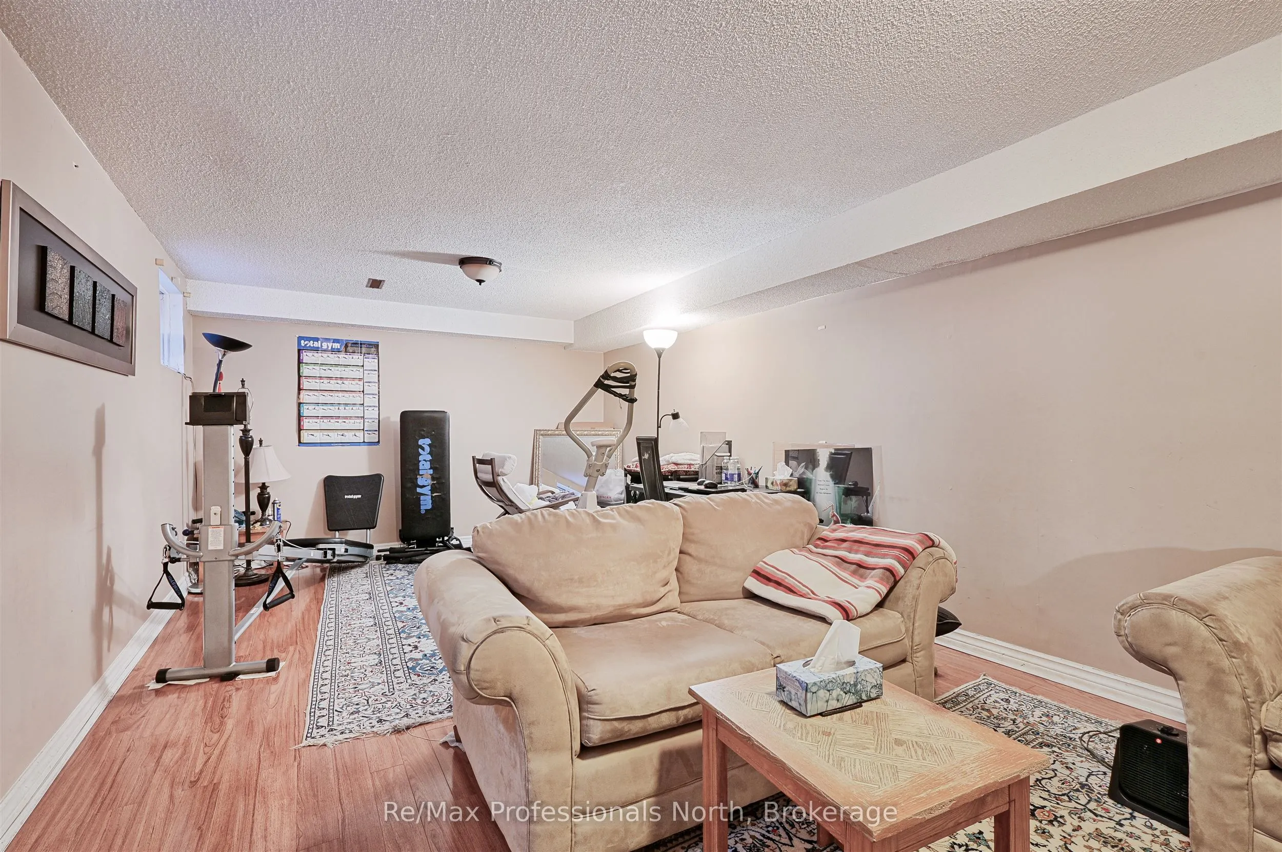 8 Elmsley Drive E