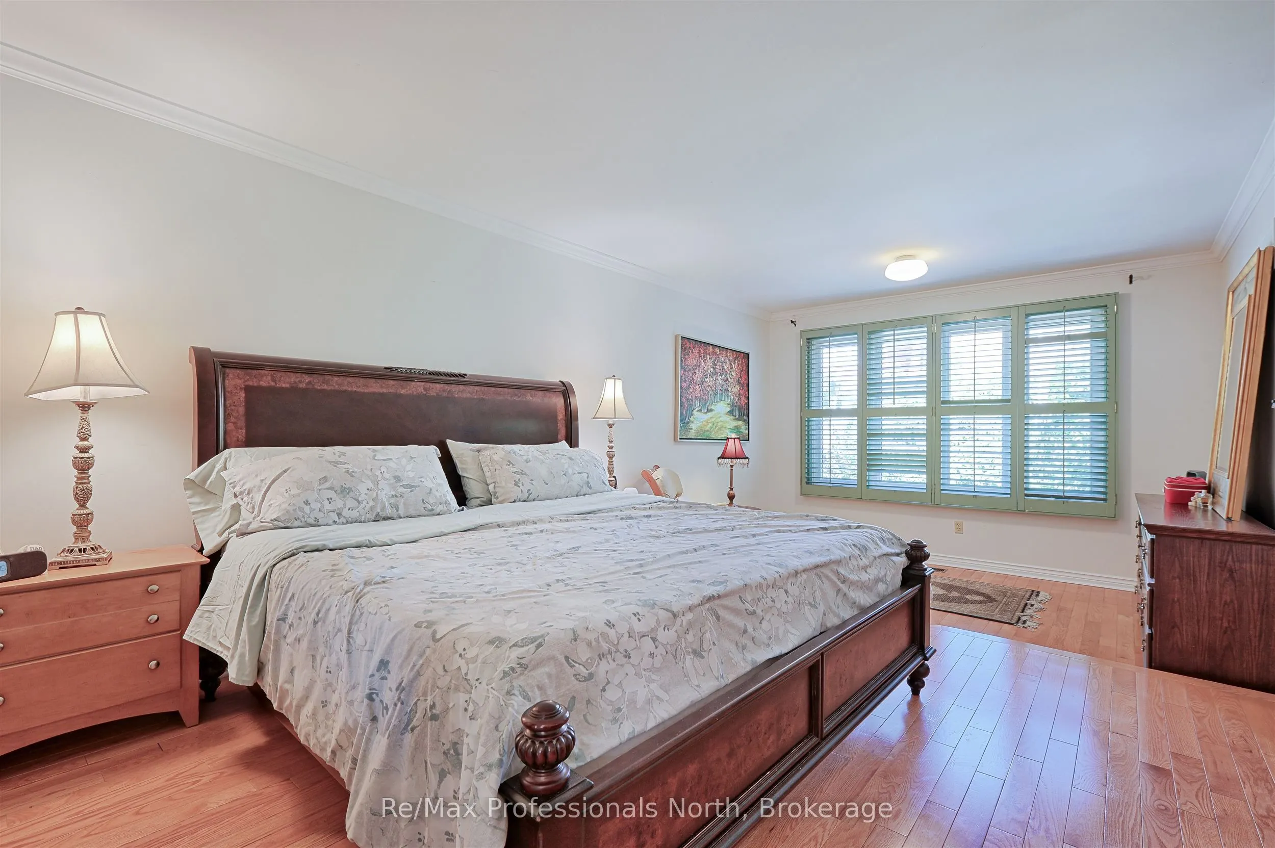 8 Elmsley Drive E