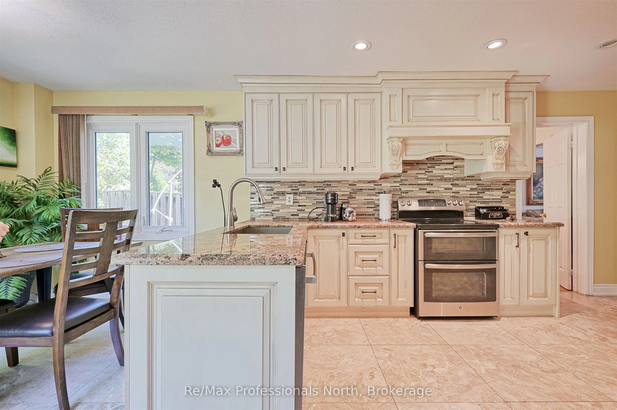 8 Elmsley Drive E