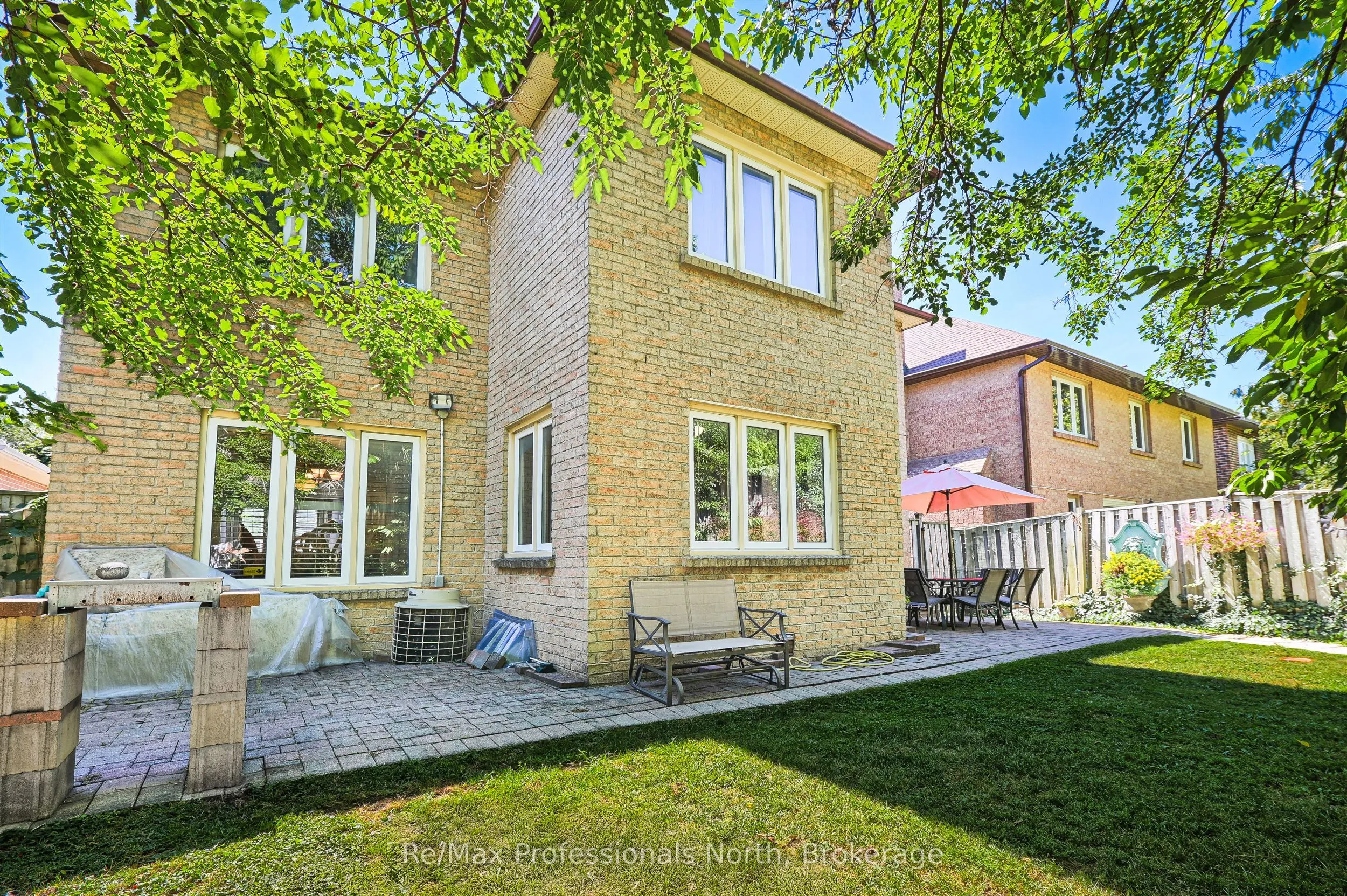 8 Elmsley Drive E