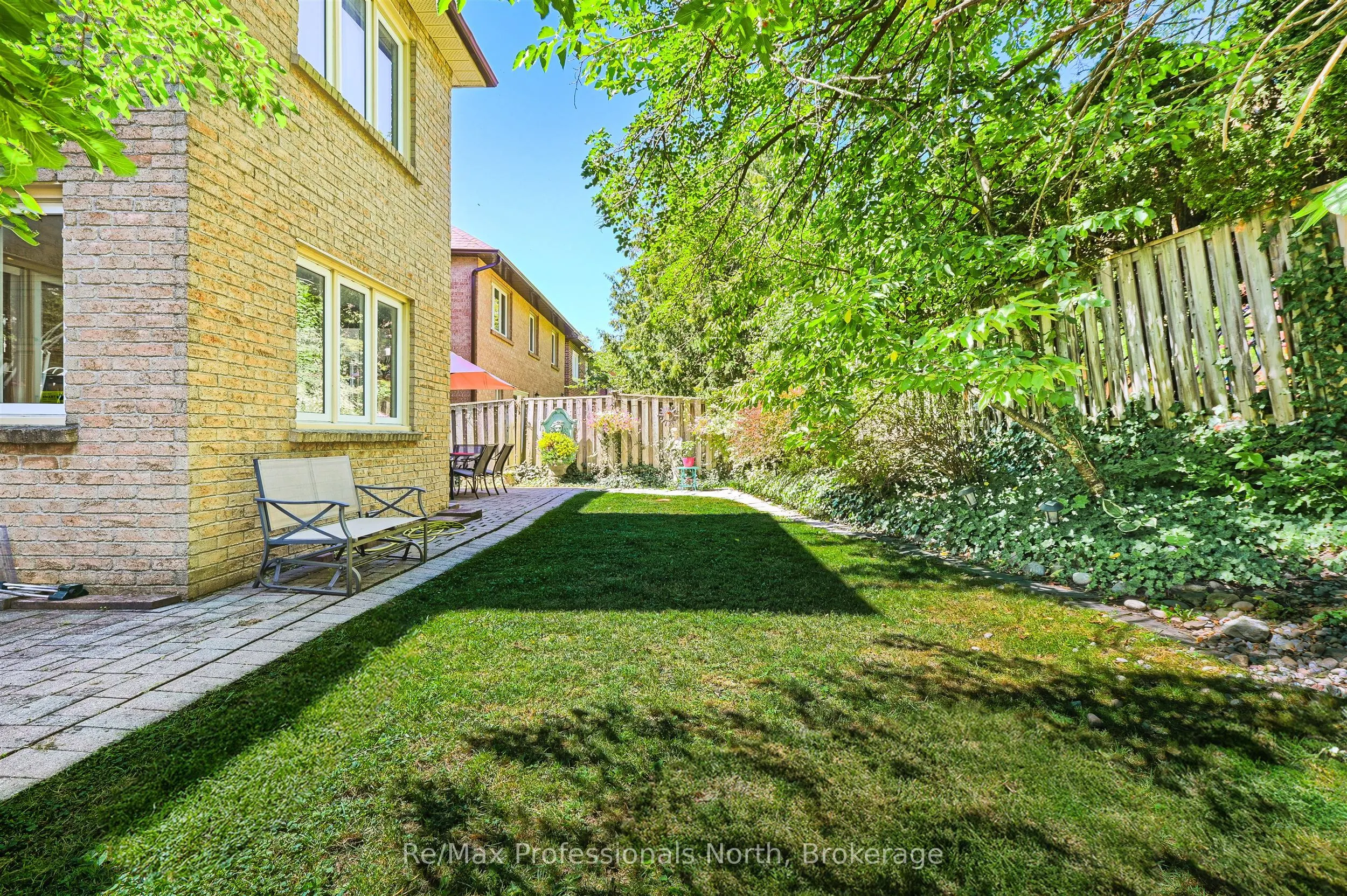 8 Elmsley Drive E