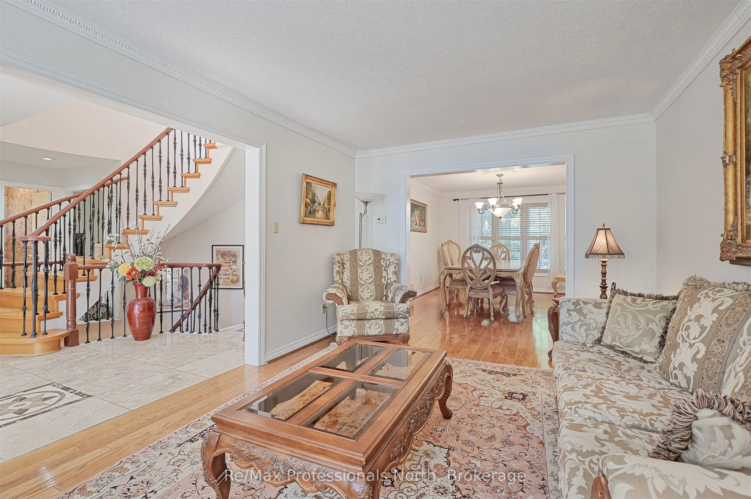 8 Elmsley Drive E