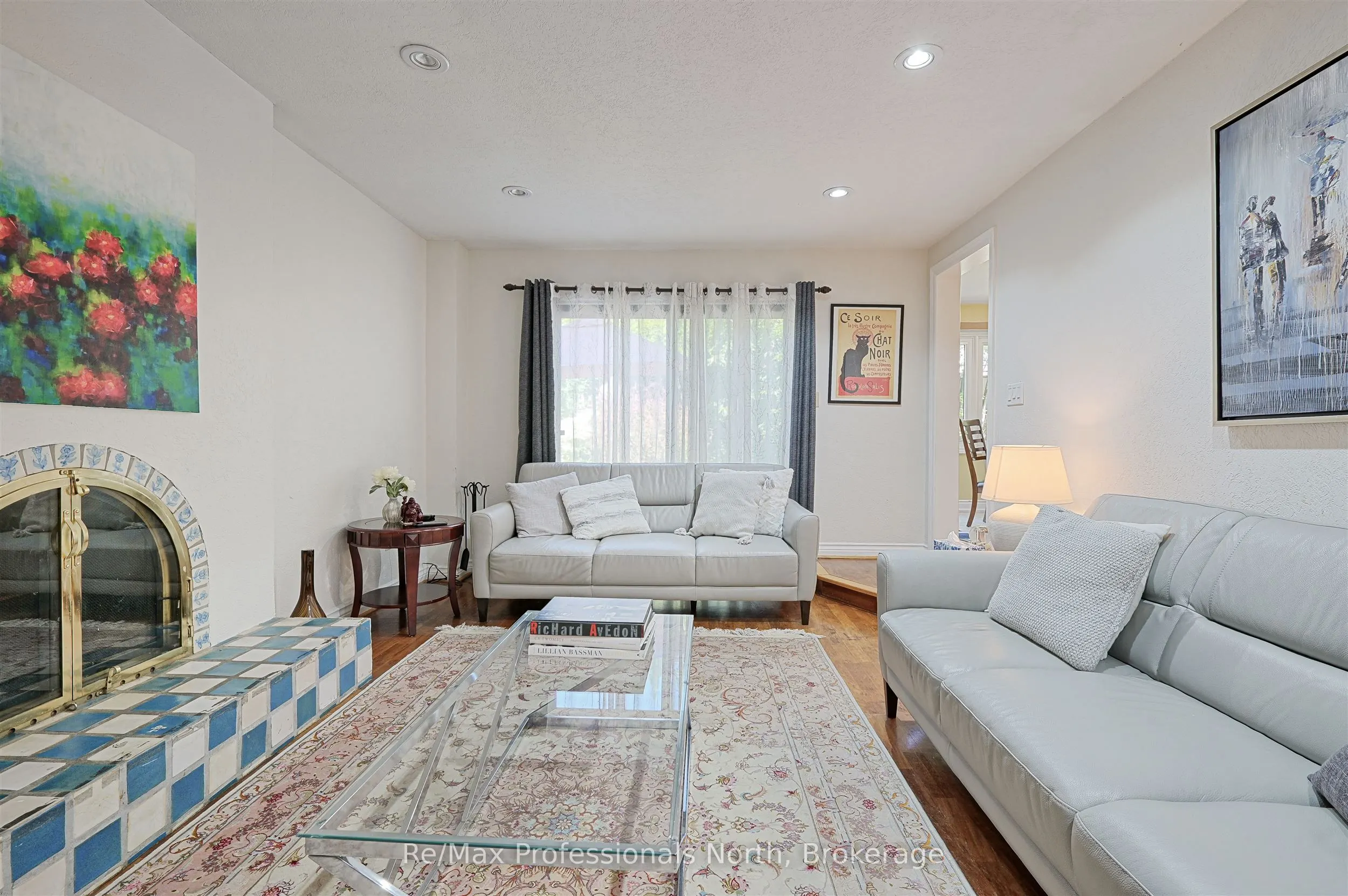 8 Elmsley Drive E