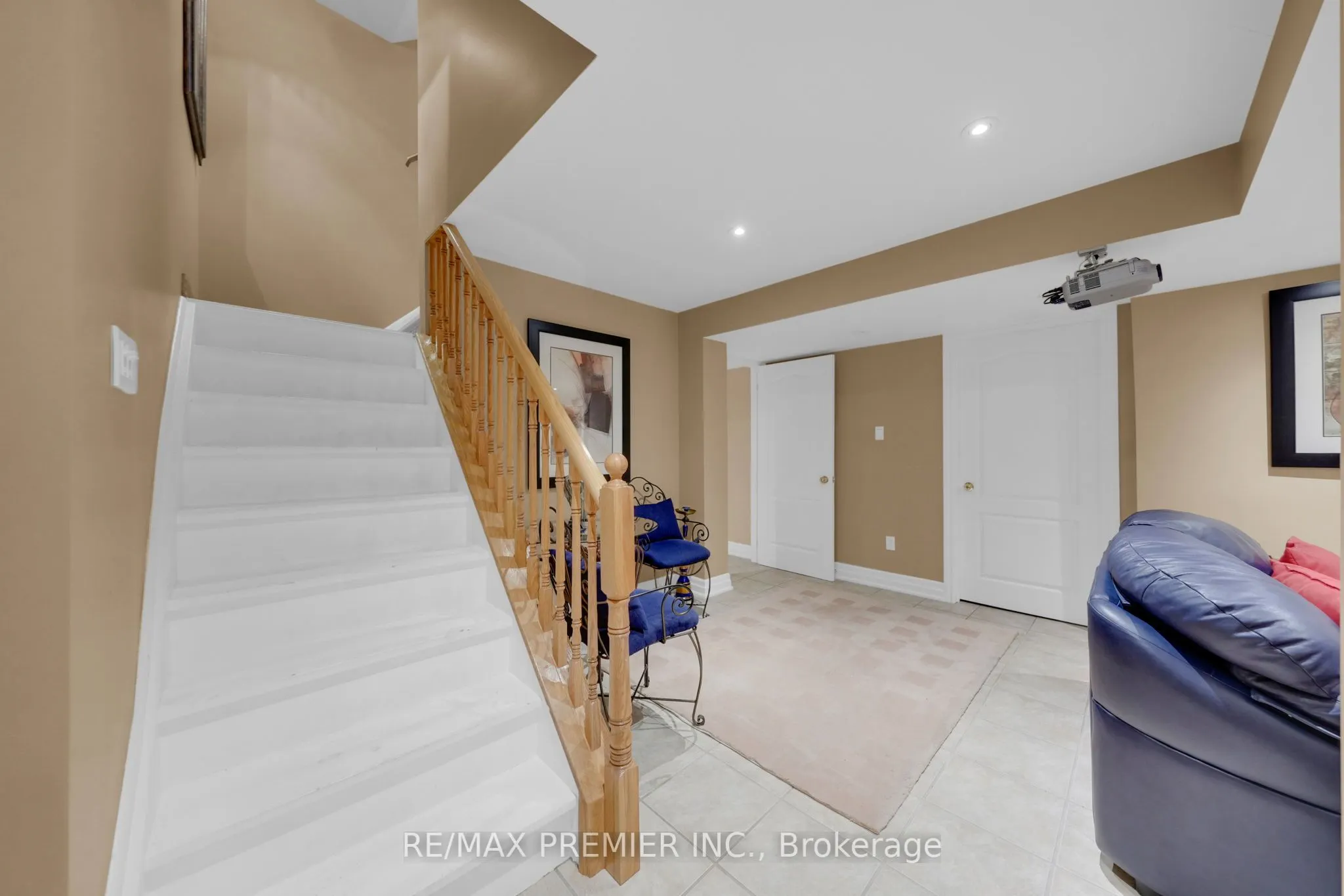 93 Novaview Crescent