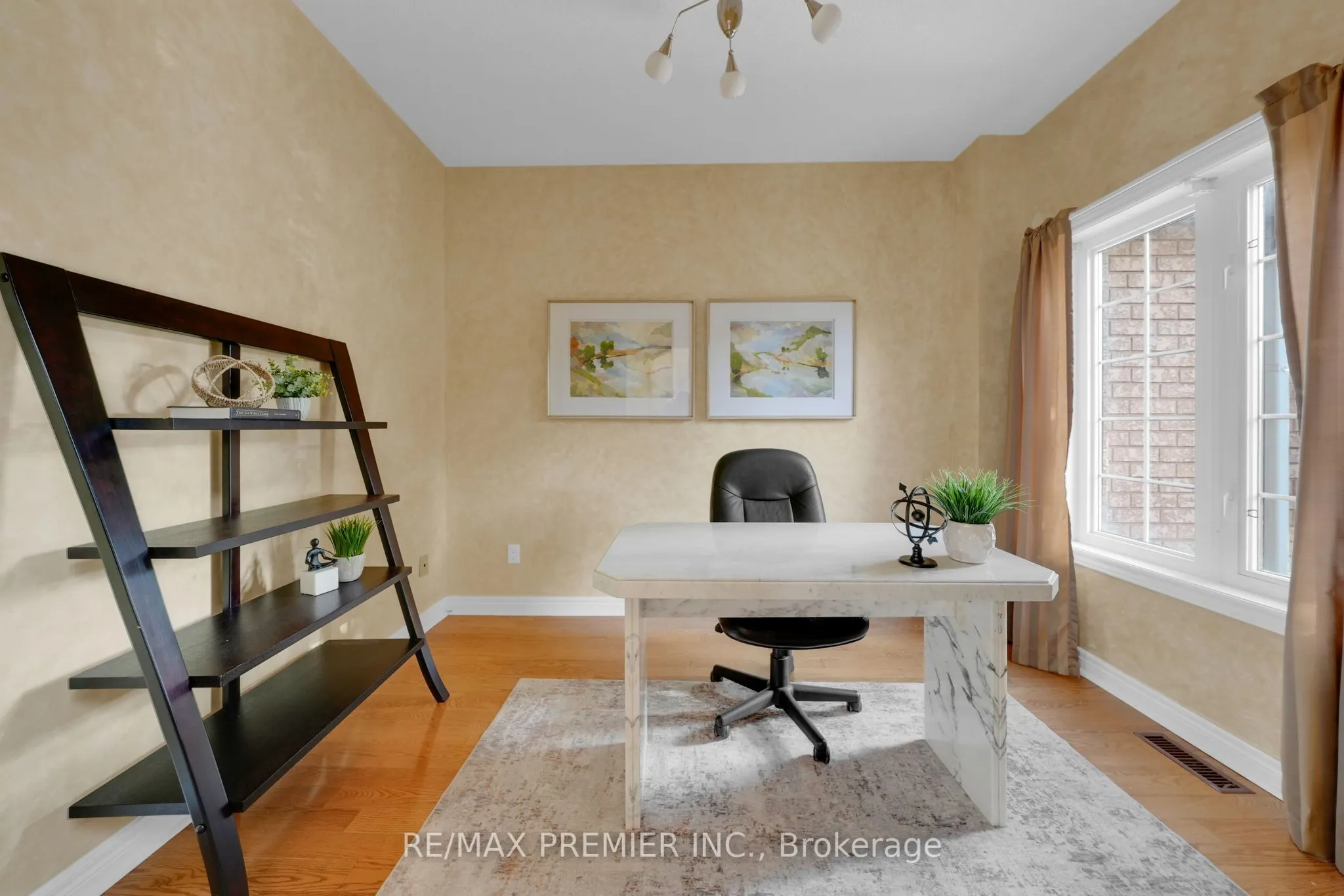 93 Novaview Crescent