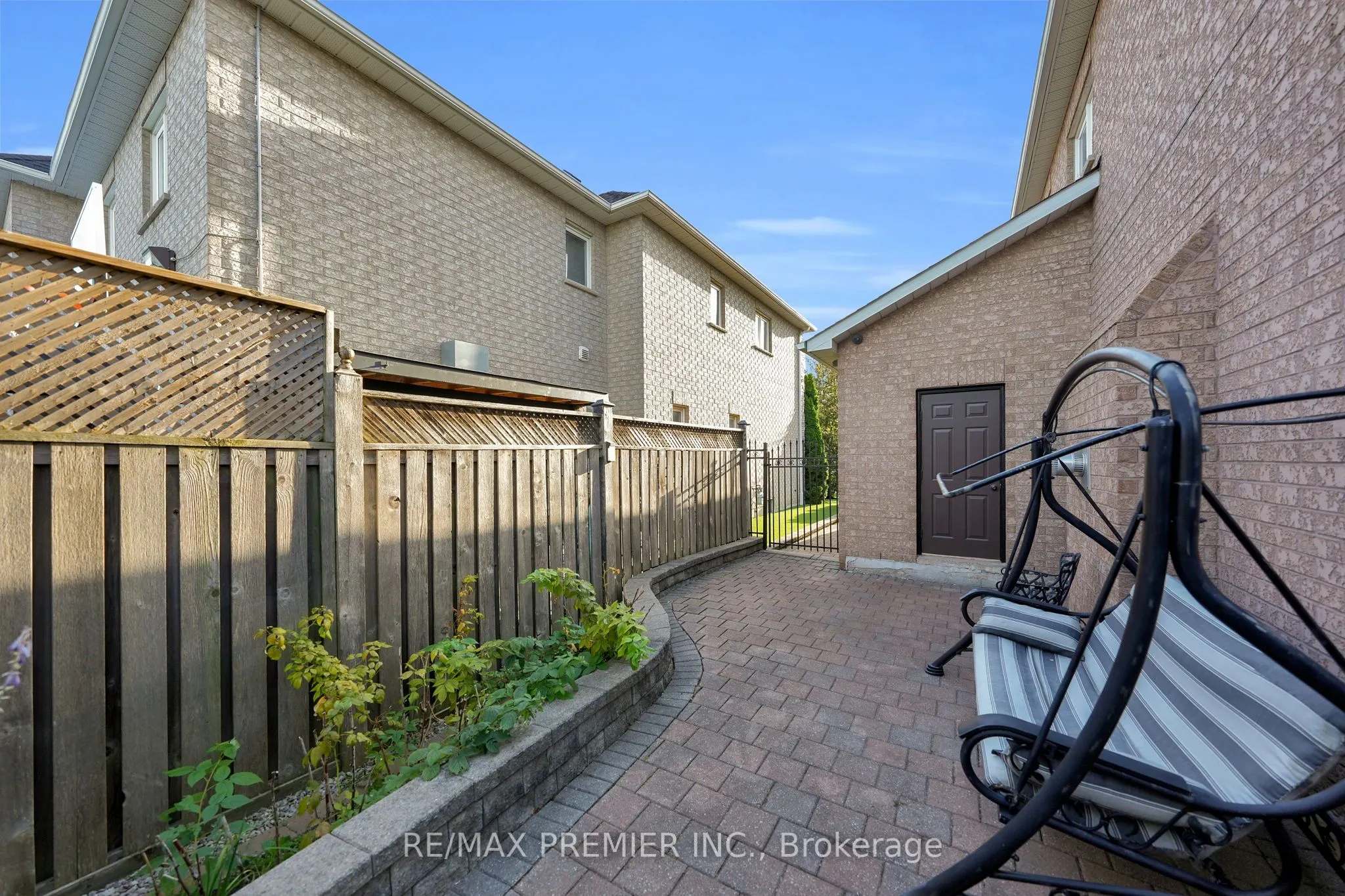 93 Novaview Crescent