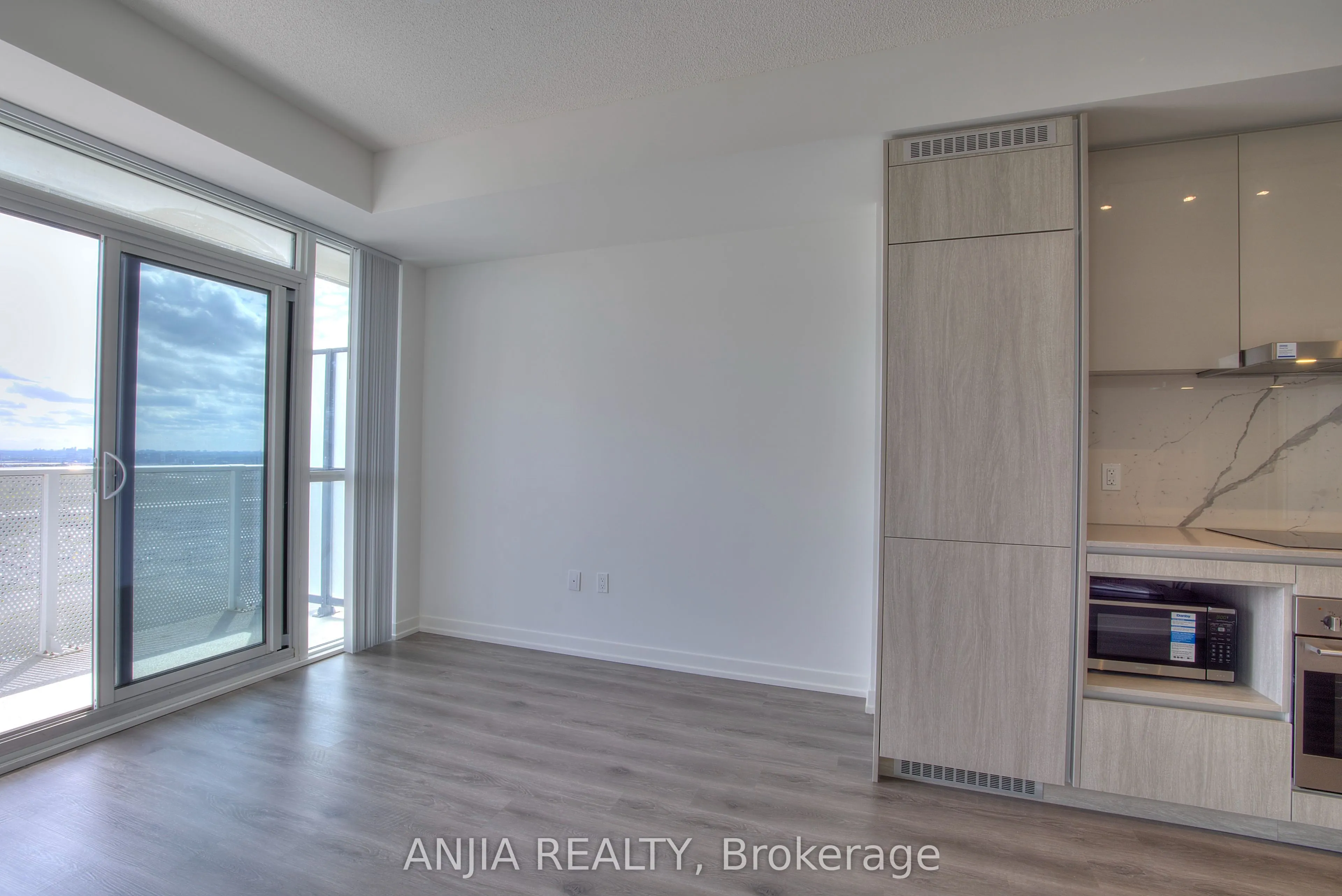 28 Interchange Way, #2210