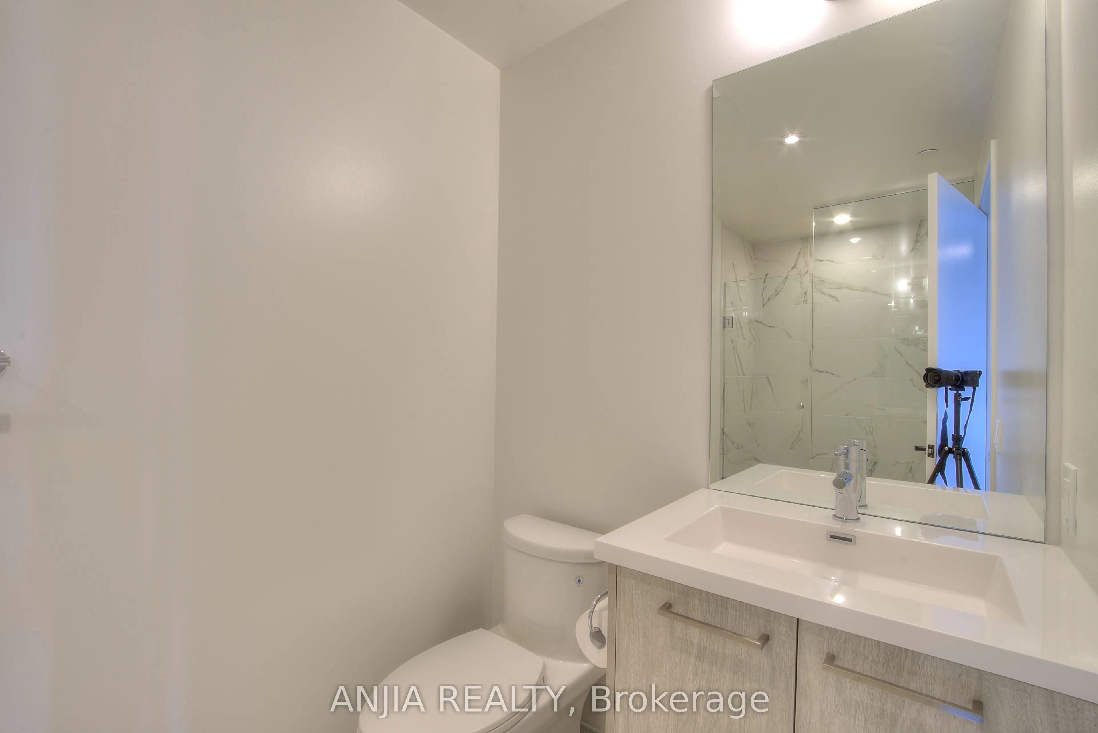 28 Interchange Way, #2210