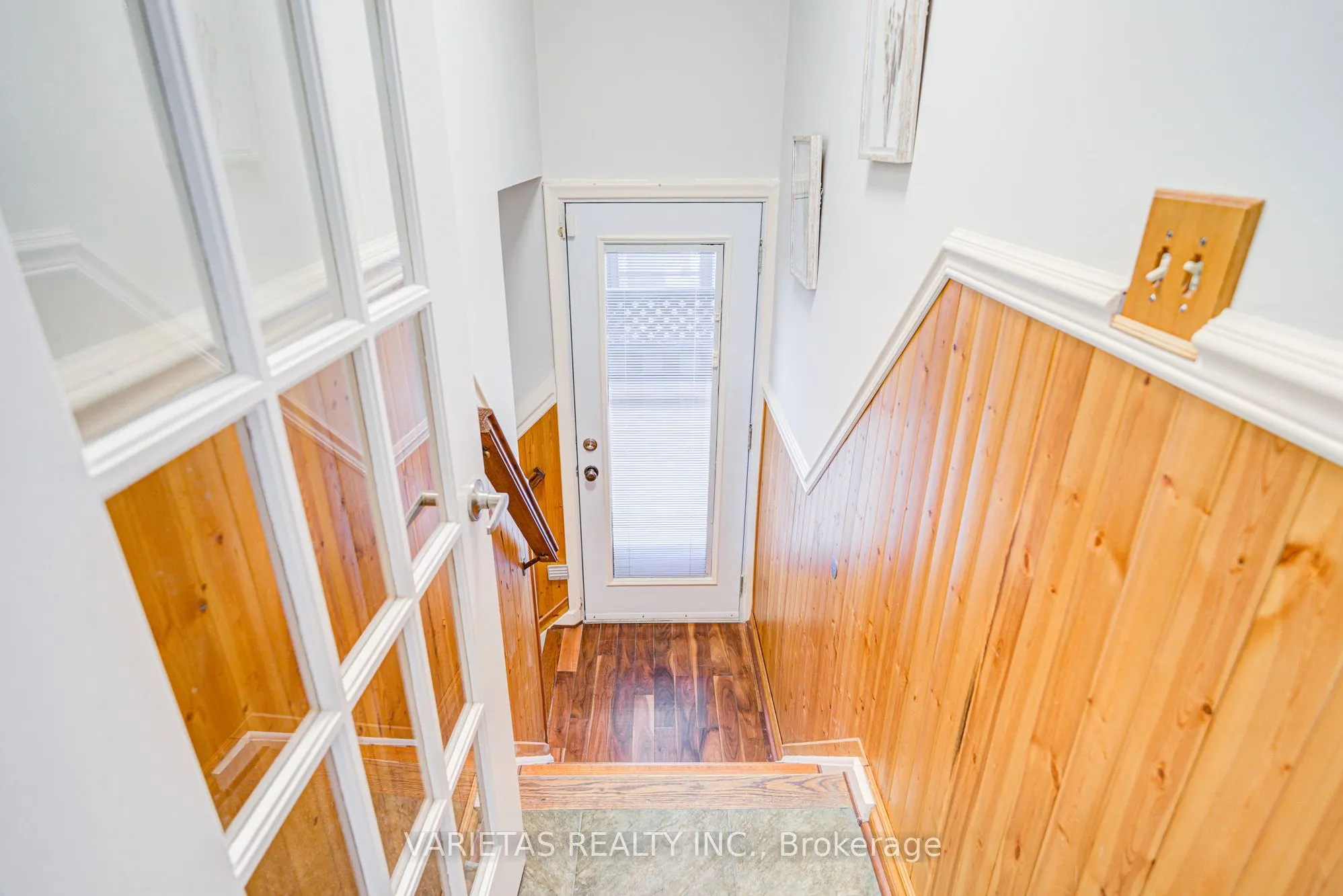 381 Centre Street E