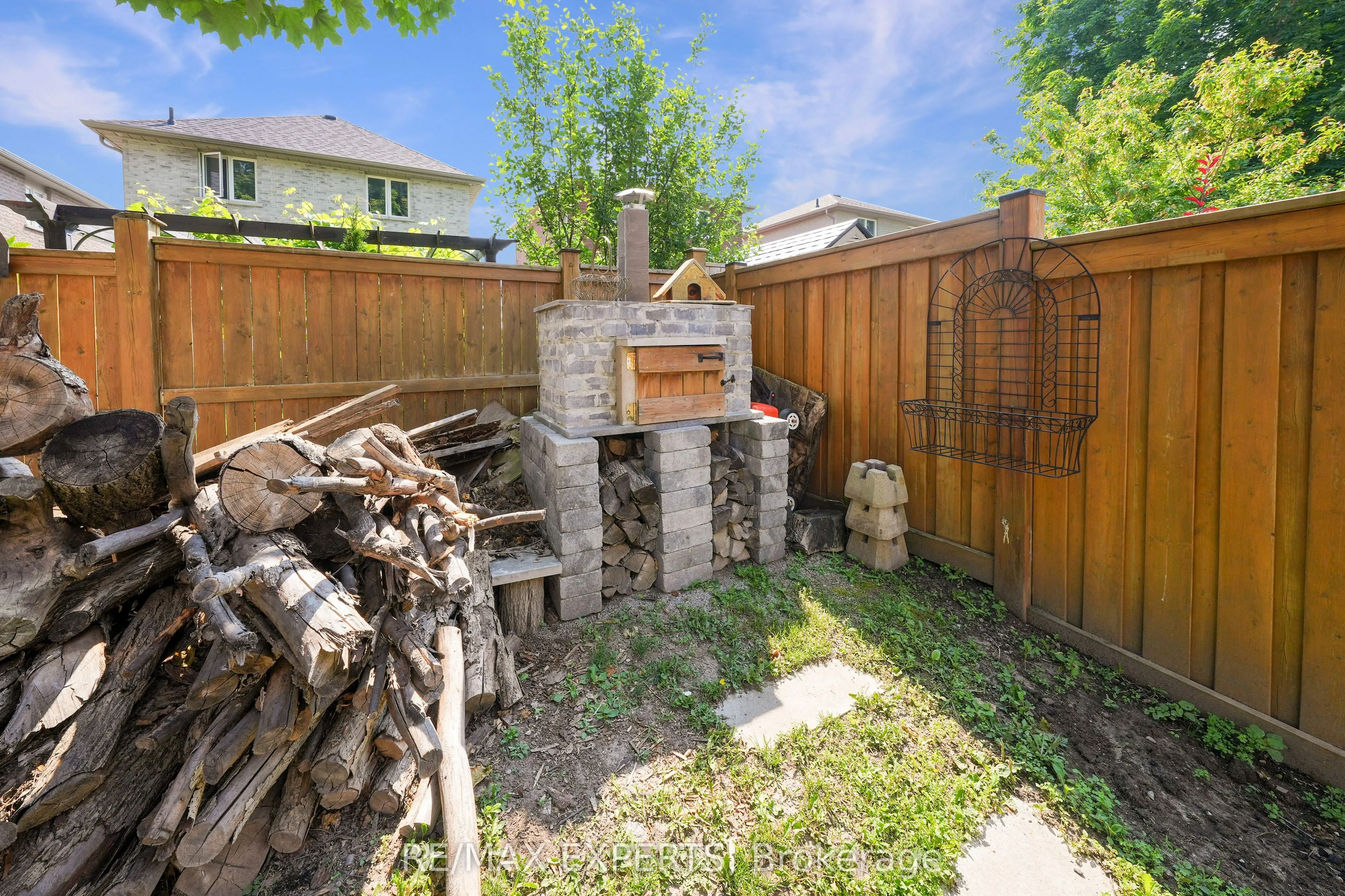 2190 Dawson Crescent