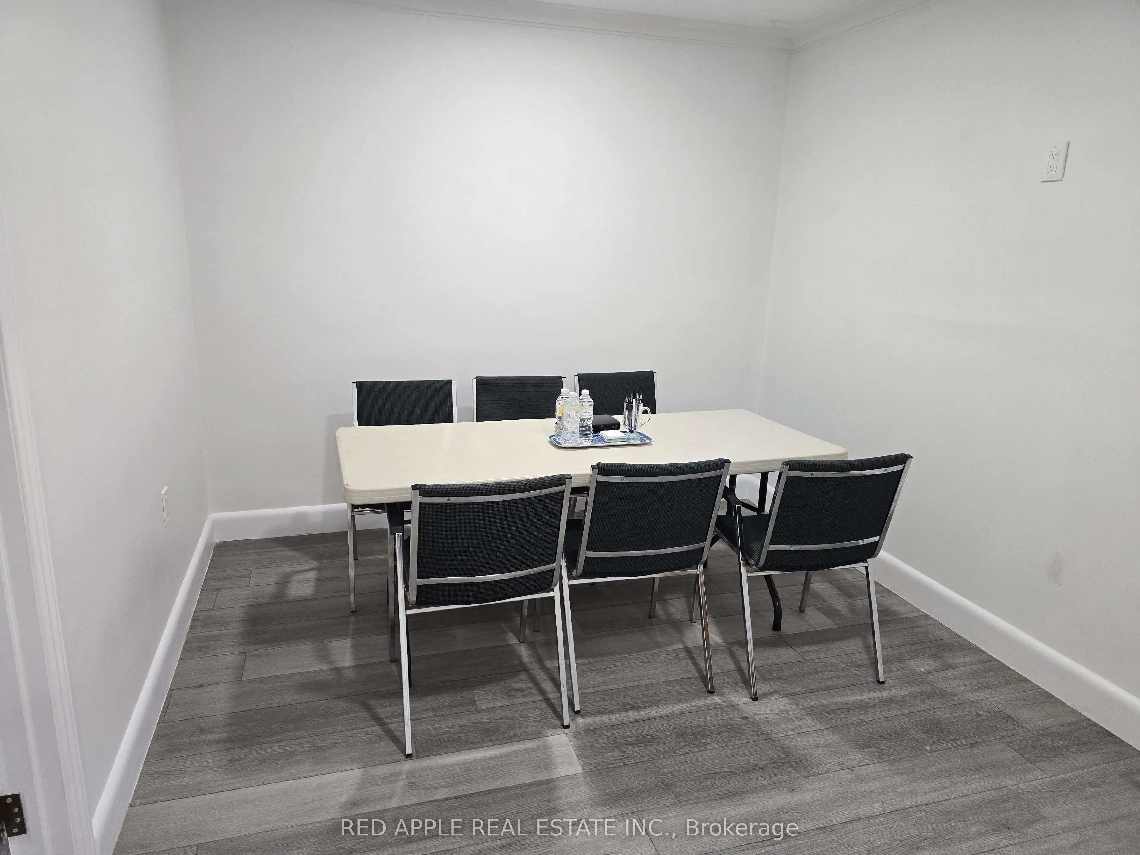 5 Holland Street W