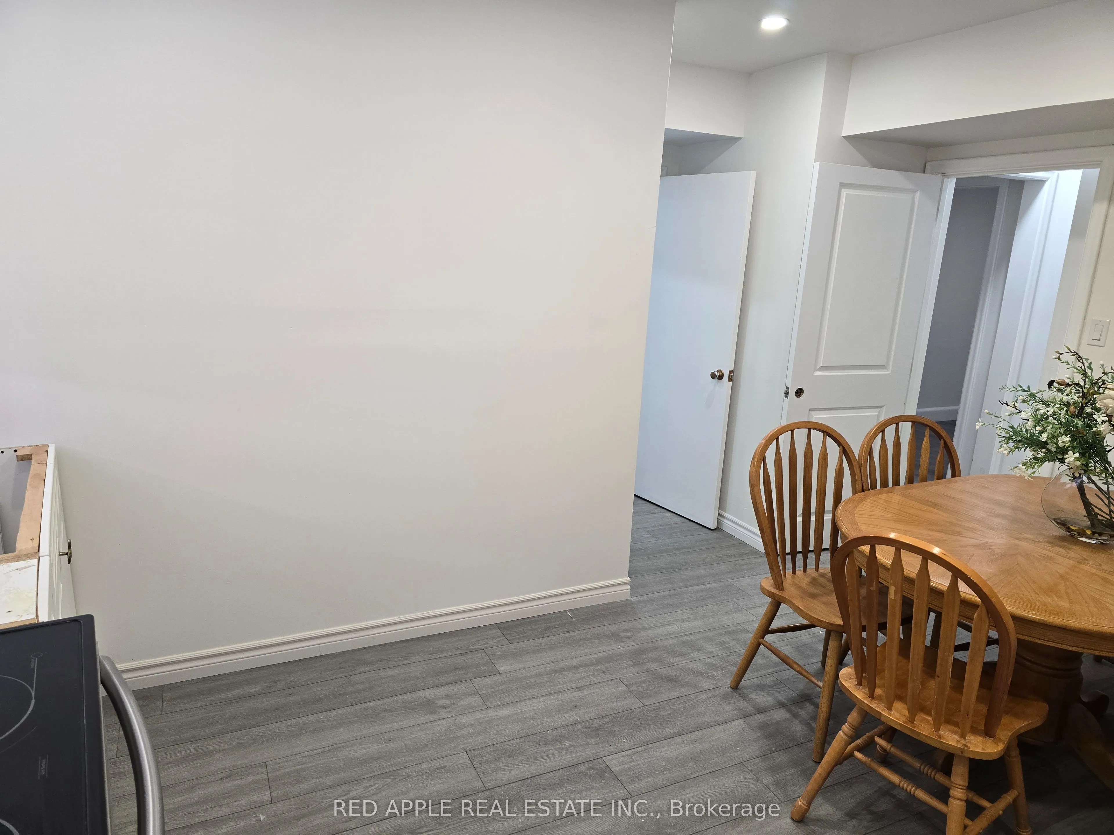 5 Holland Street W
