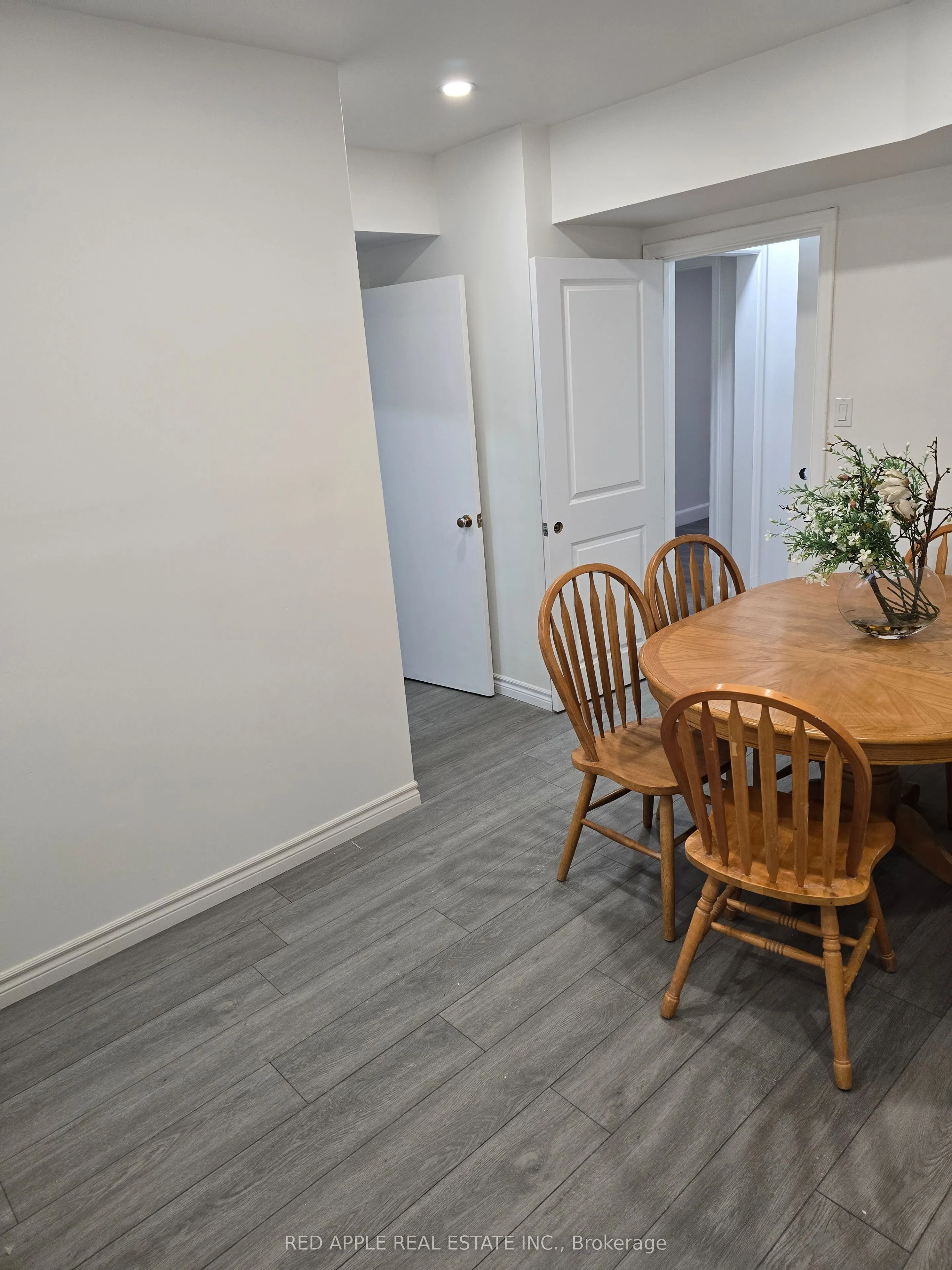 5 Holland Street W