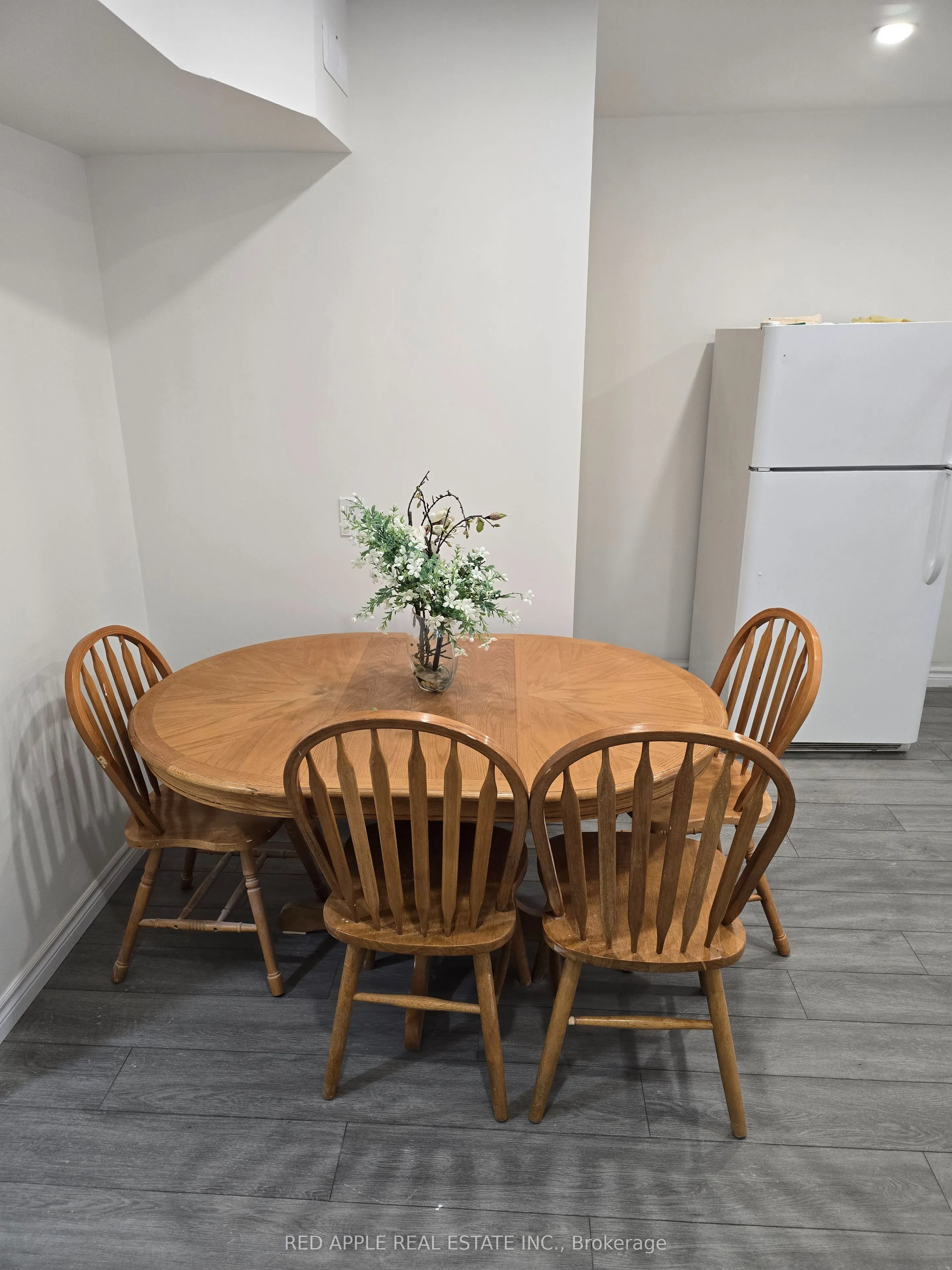 5 Holland Street W