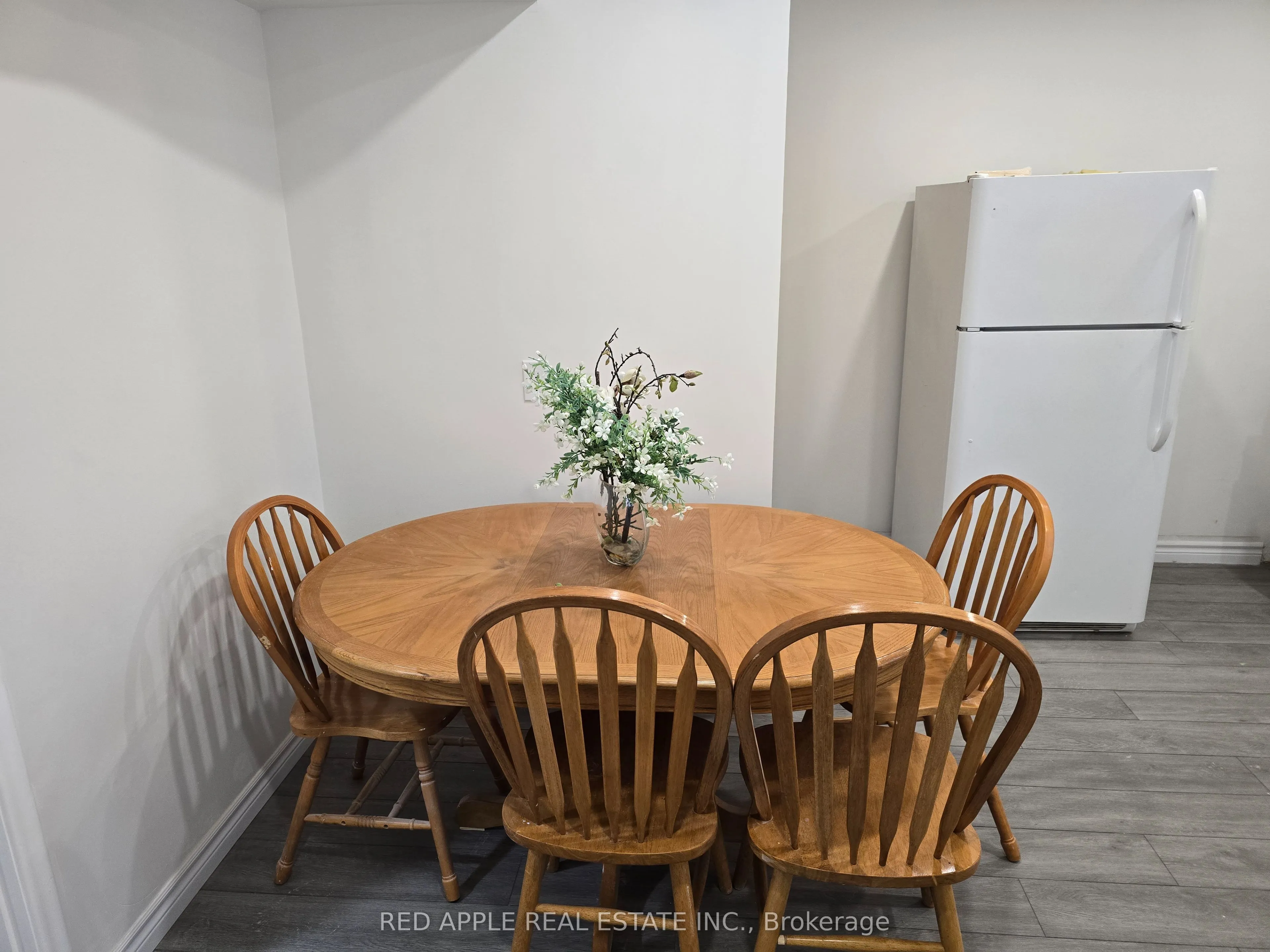 5 Holland Street W