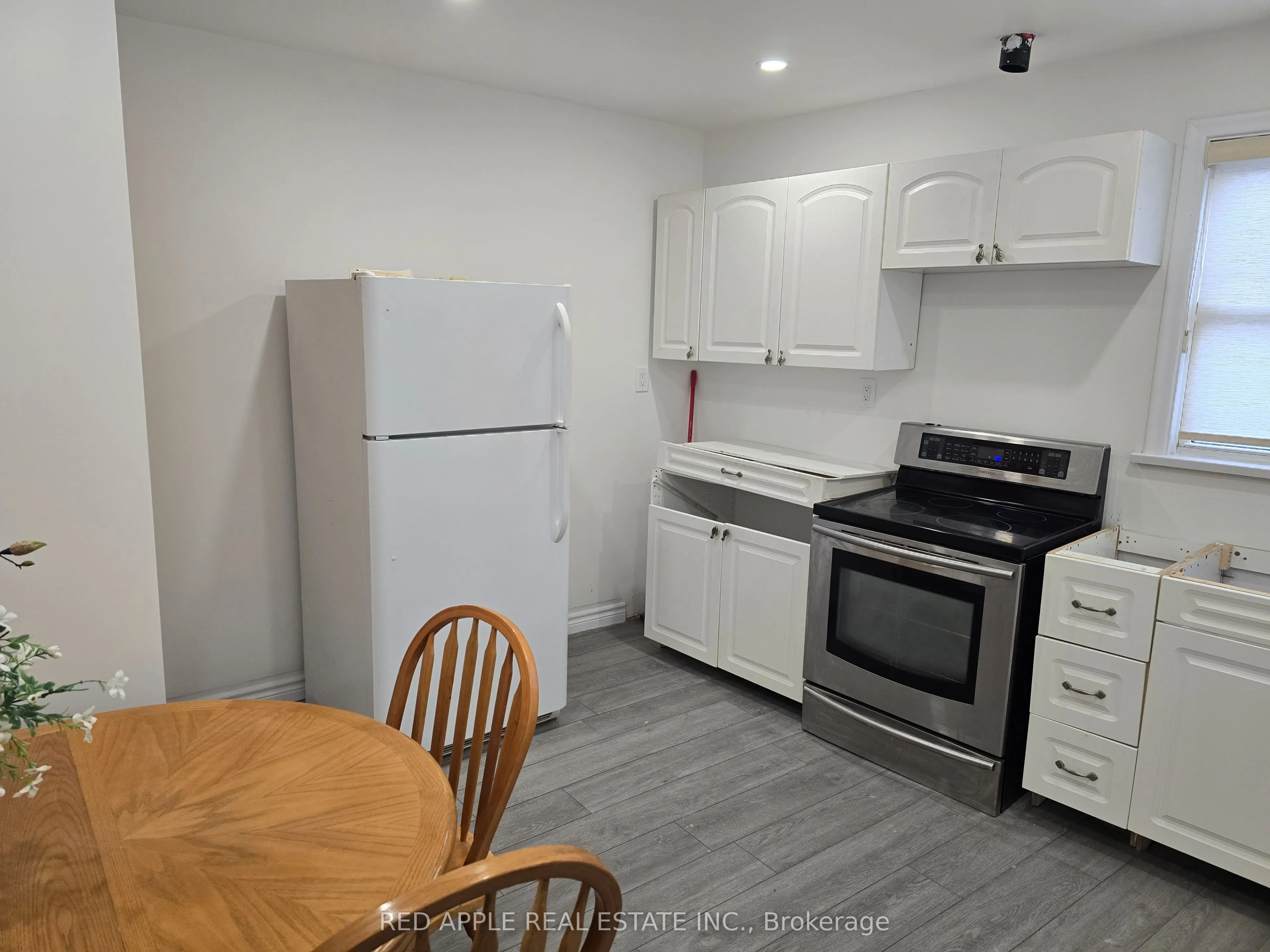 5 Holland Street W