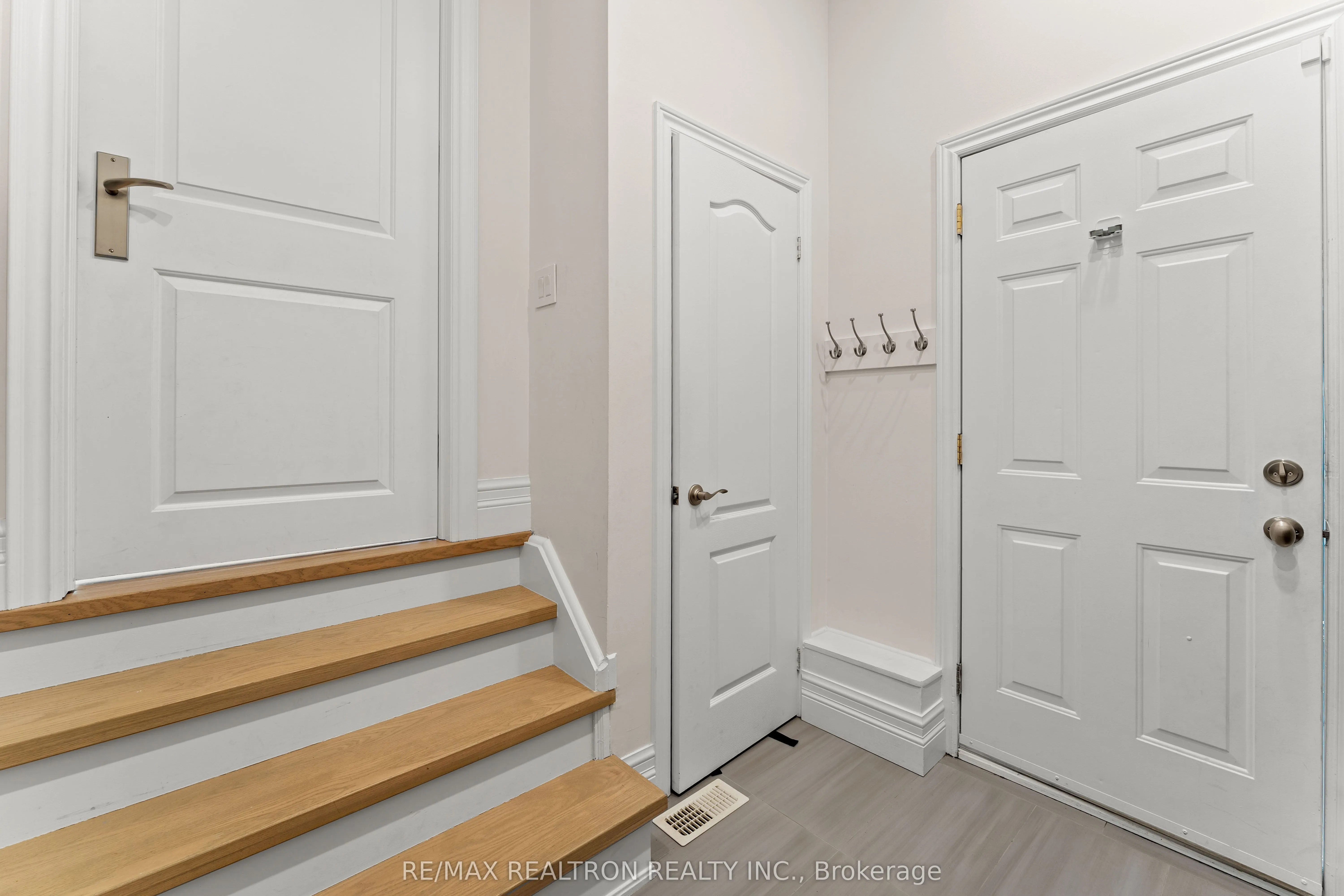 43 Basie Gate