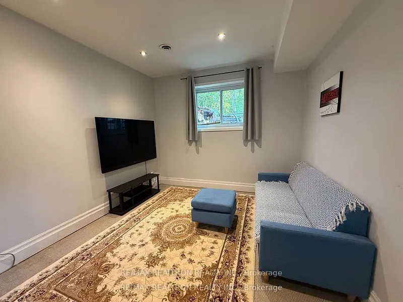 18 Irwin Avenue, #basement