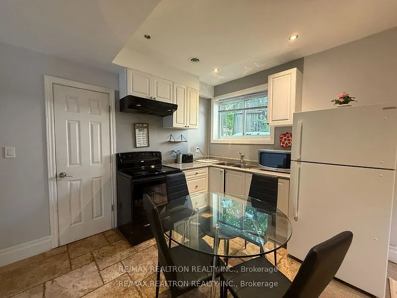 18 Irwin Avenue, #basement