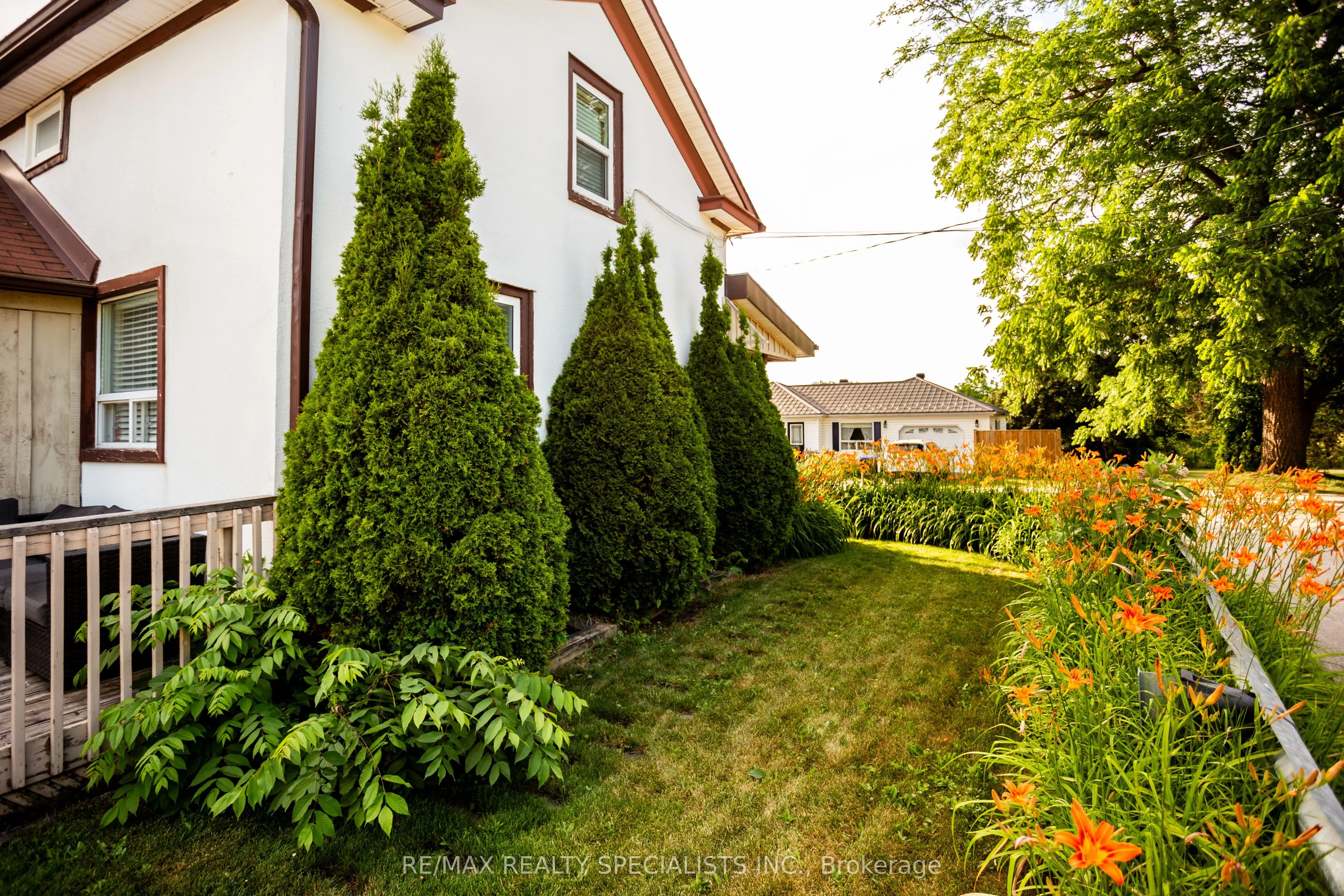 5 East John Street N