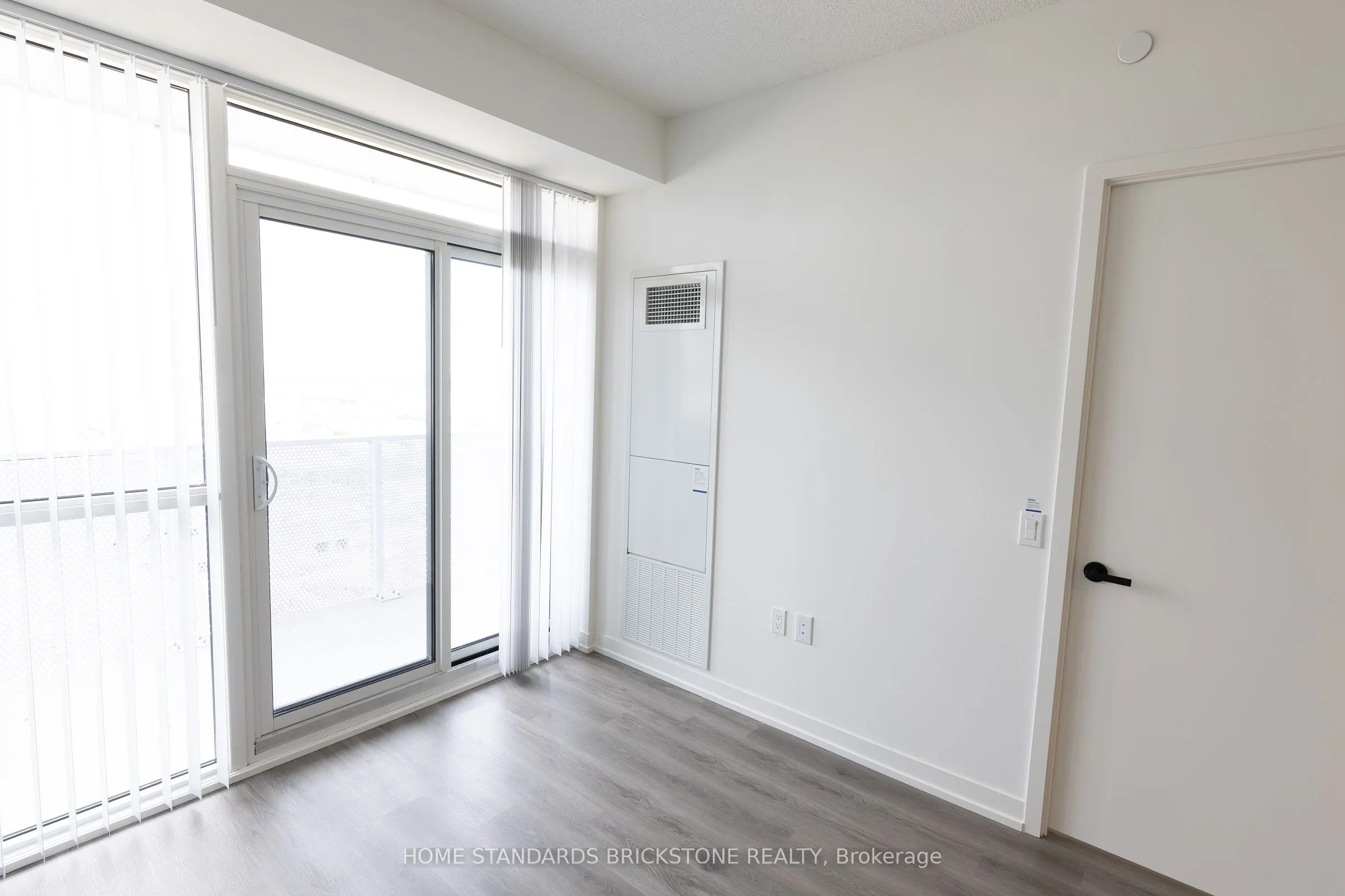 28 Interchange Way W, #3707