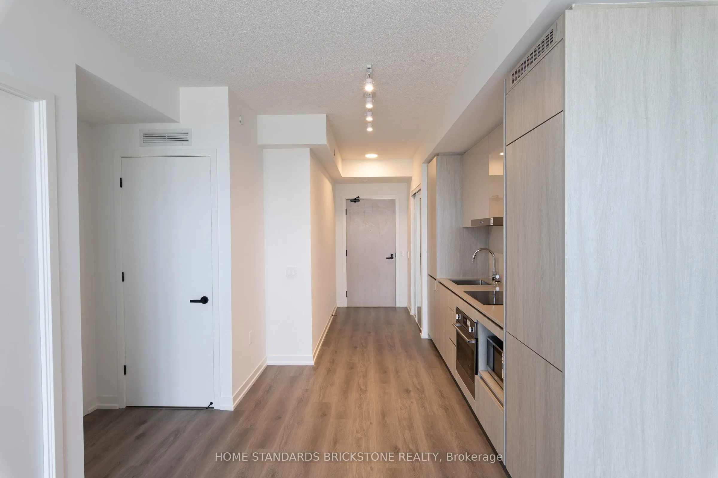 28 Interchange Way W, #3707