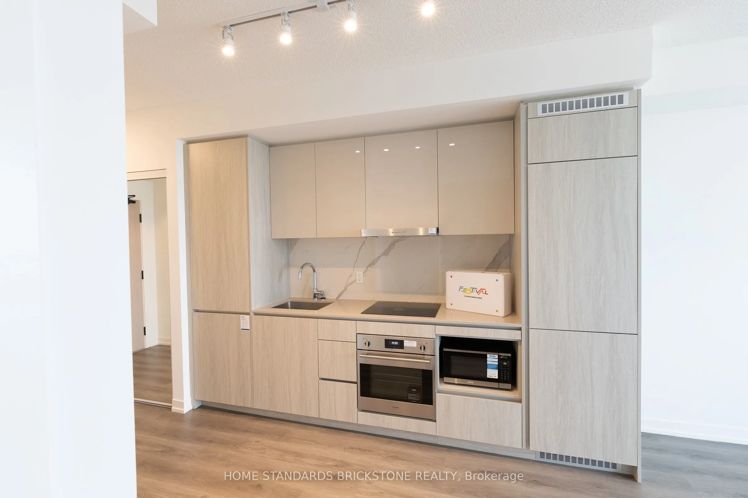 28 Interchange Way W, #3707