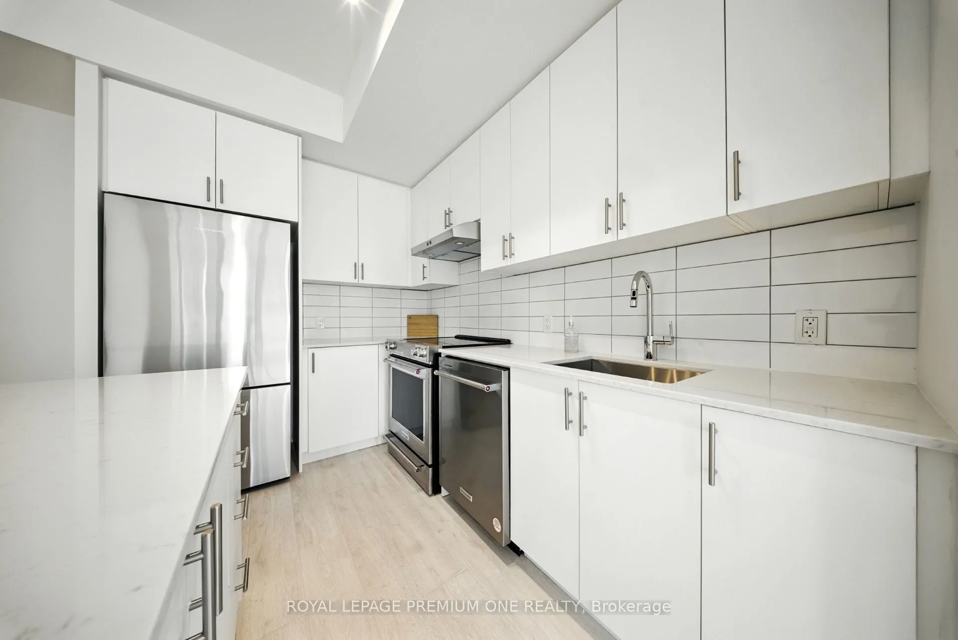 9000 JANE Street, #221