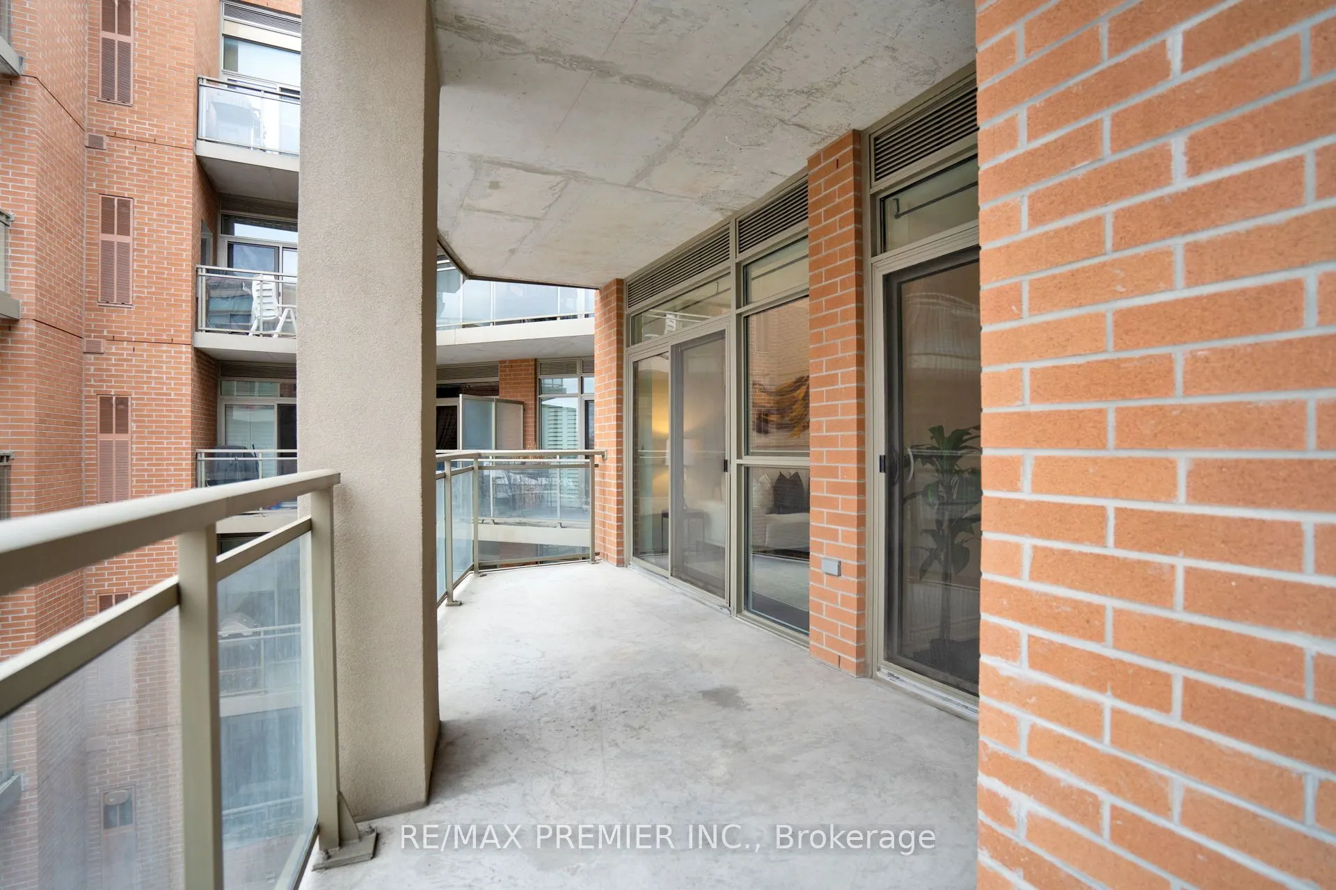 281 Woodbridge Avenue, #401