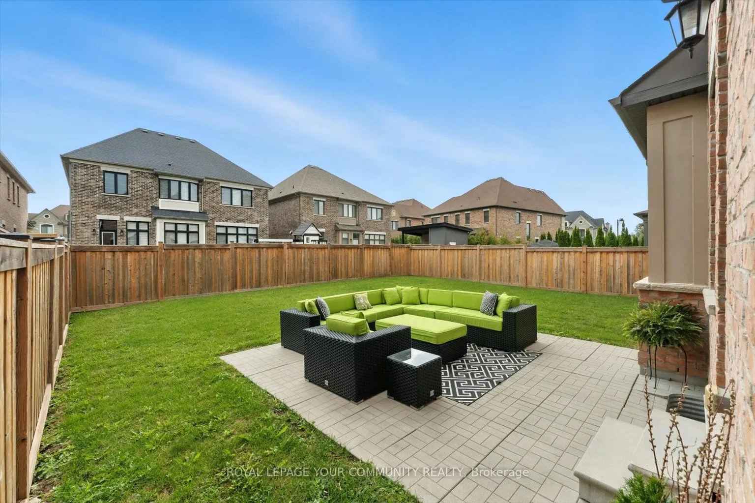 11 Cairns Gate