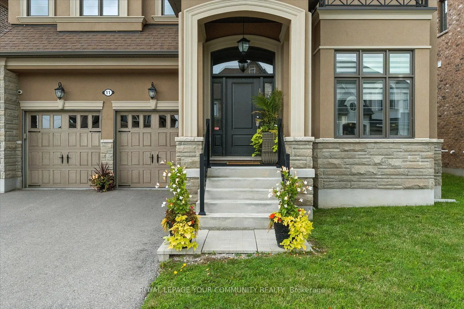 11 Cairns Gate