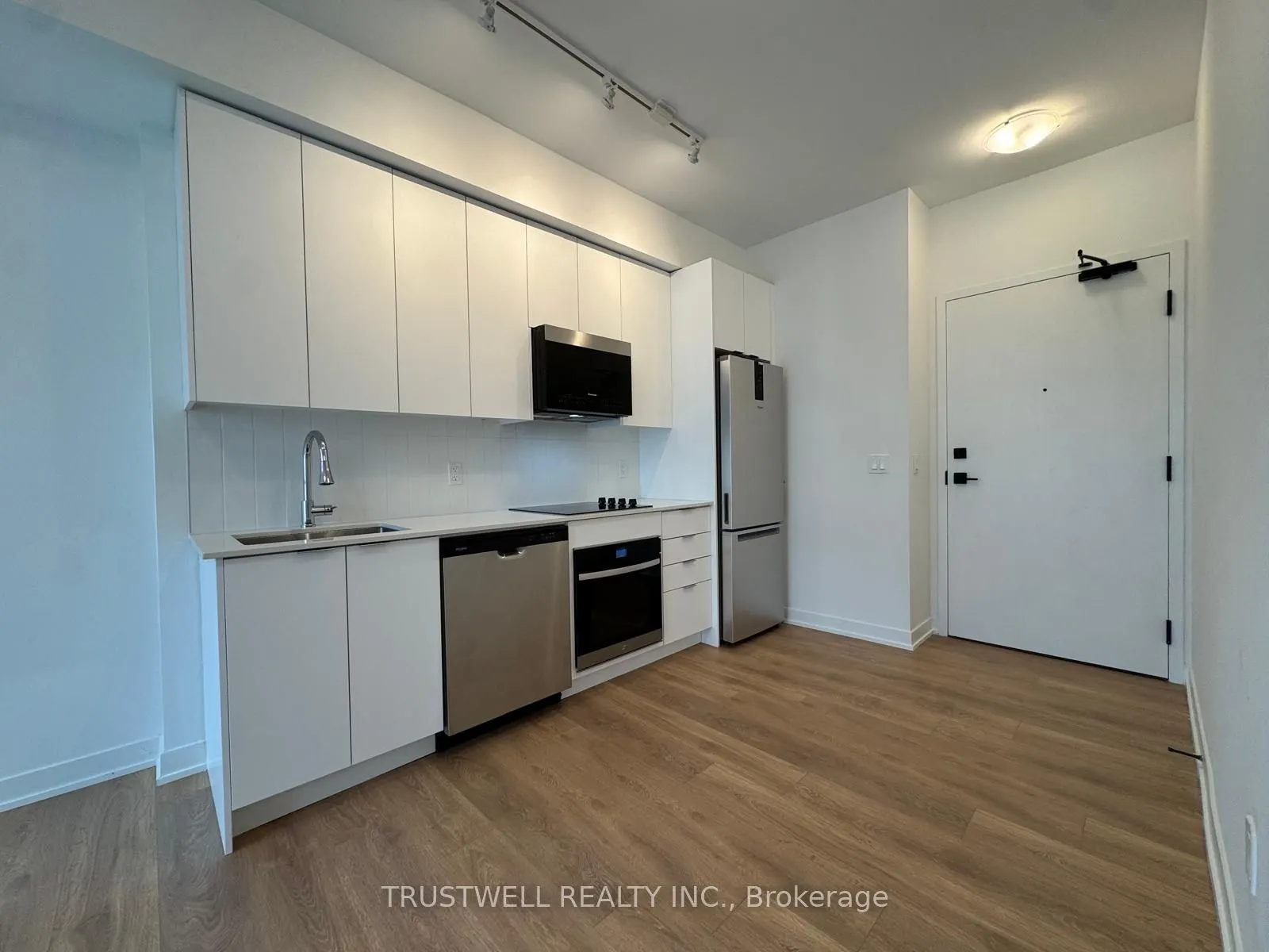 10 Abeja Street, #1819