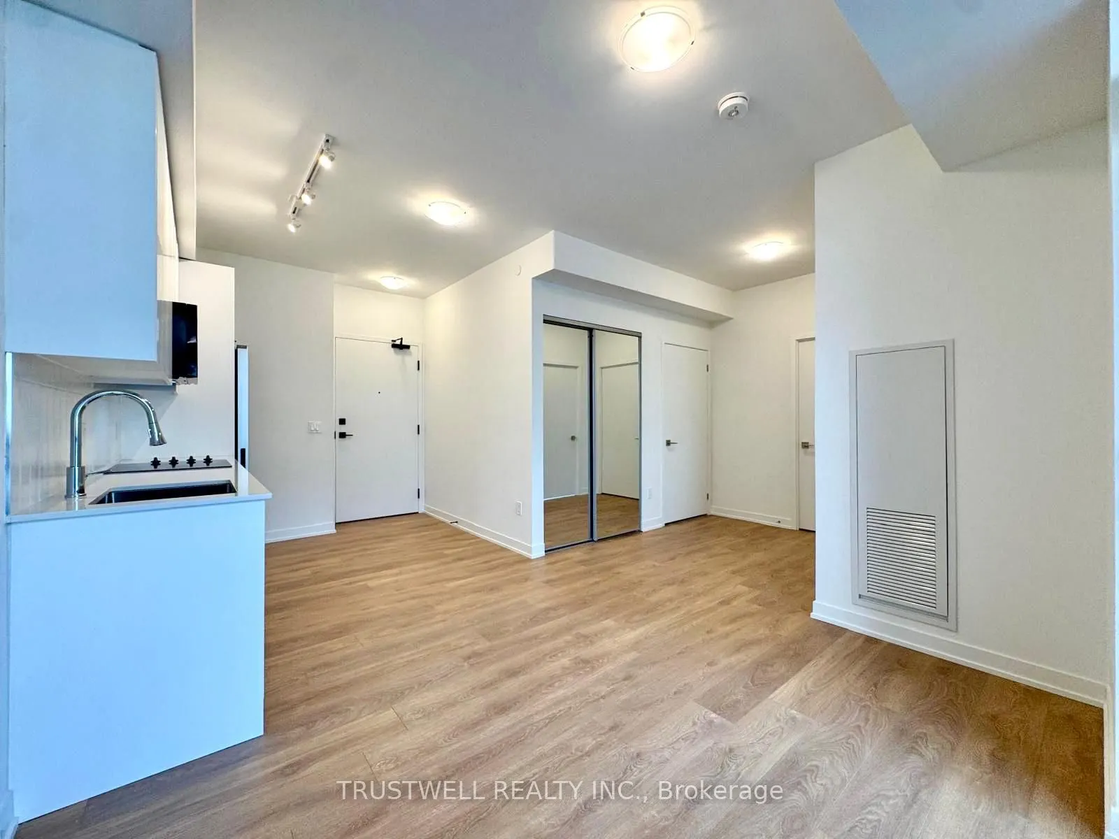 10 Abeja Street, #1819