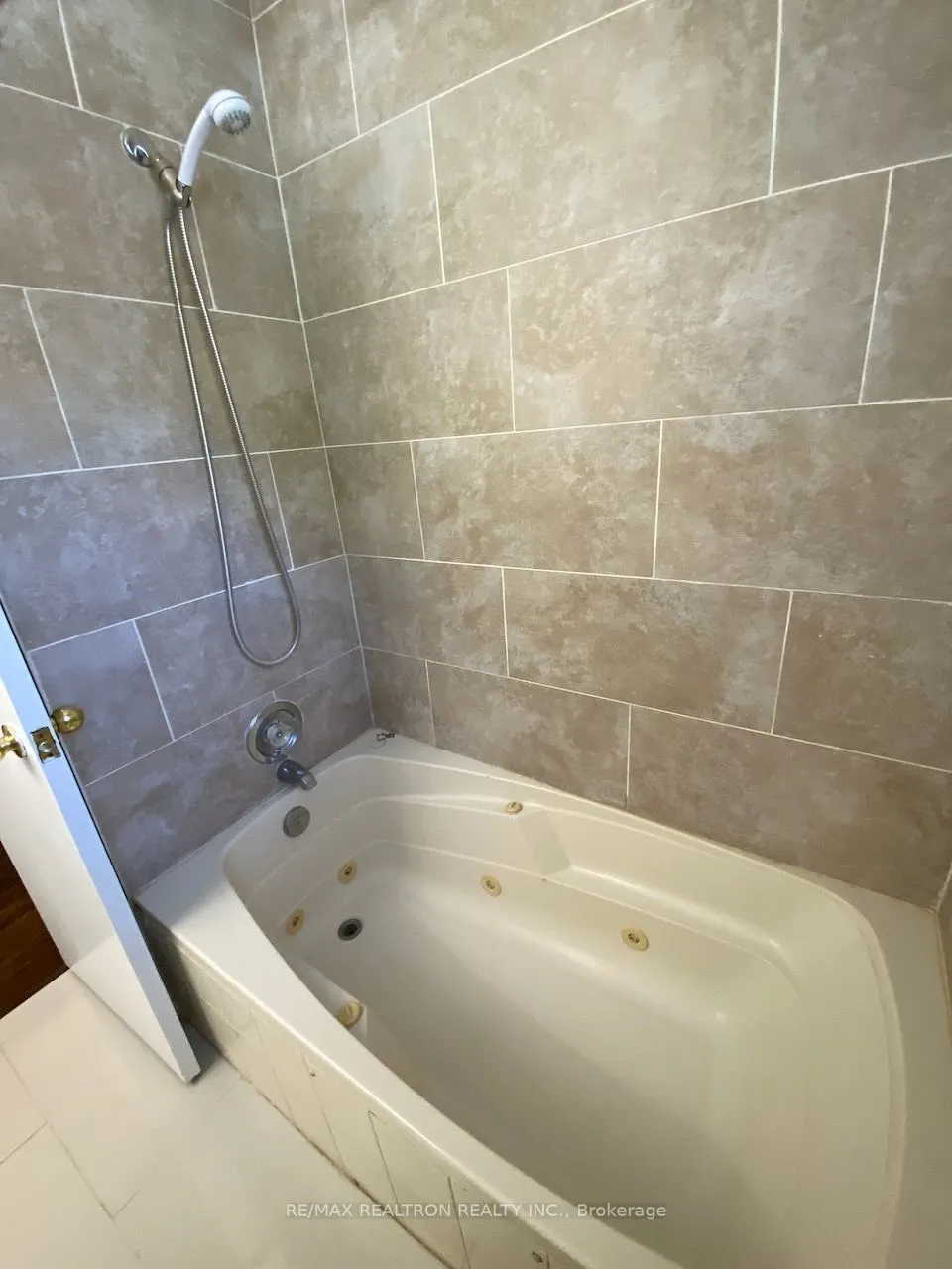 135 Willow Lane, #Upper
