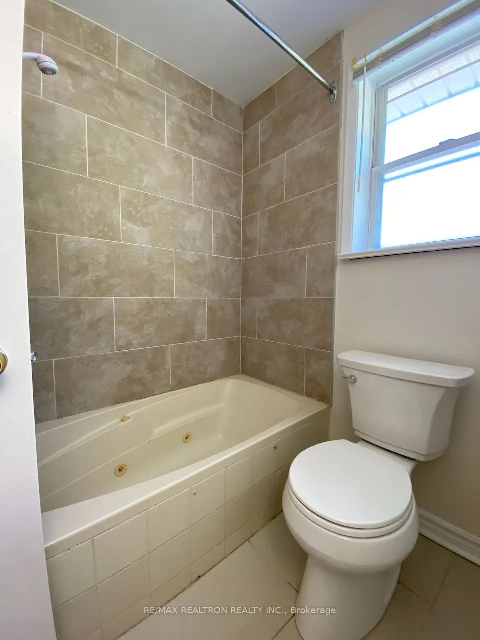 135 Willow Lane, #Upper