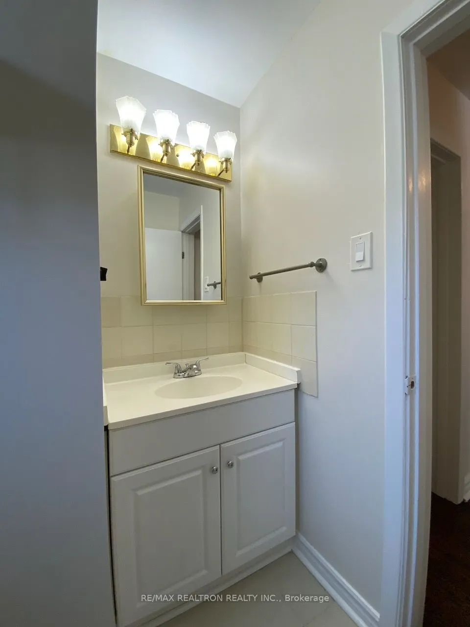 135 Willow Lane, #Upper